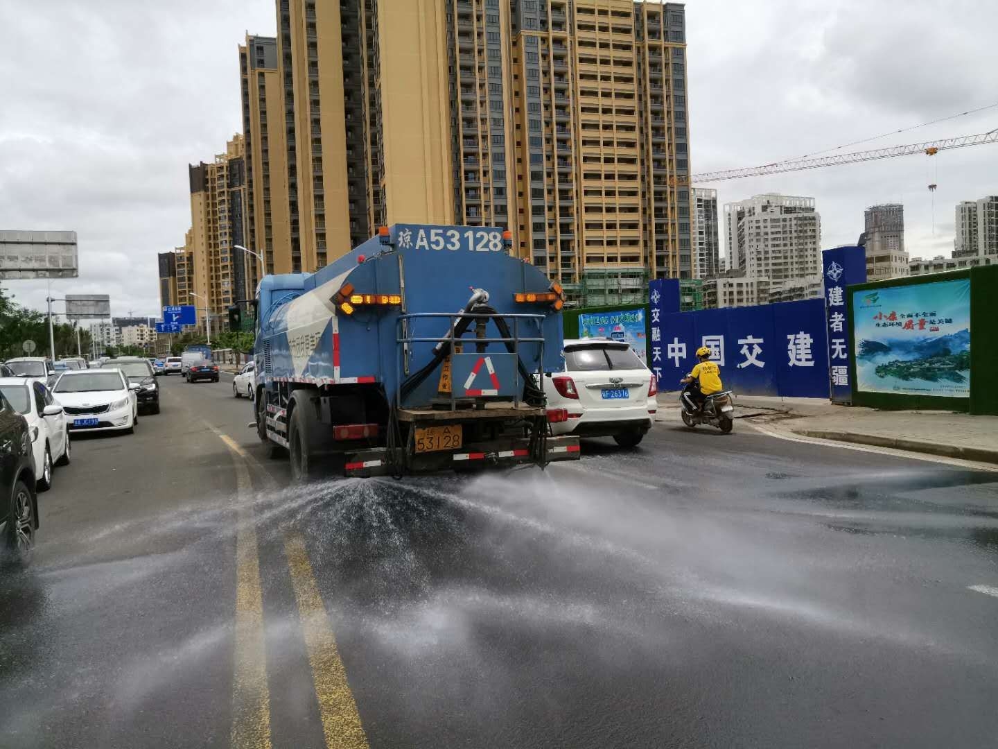 8号水车在环湖路d04—3地块d05—1地块工地周边洒水作业