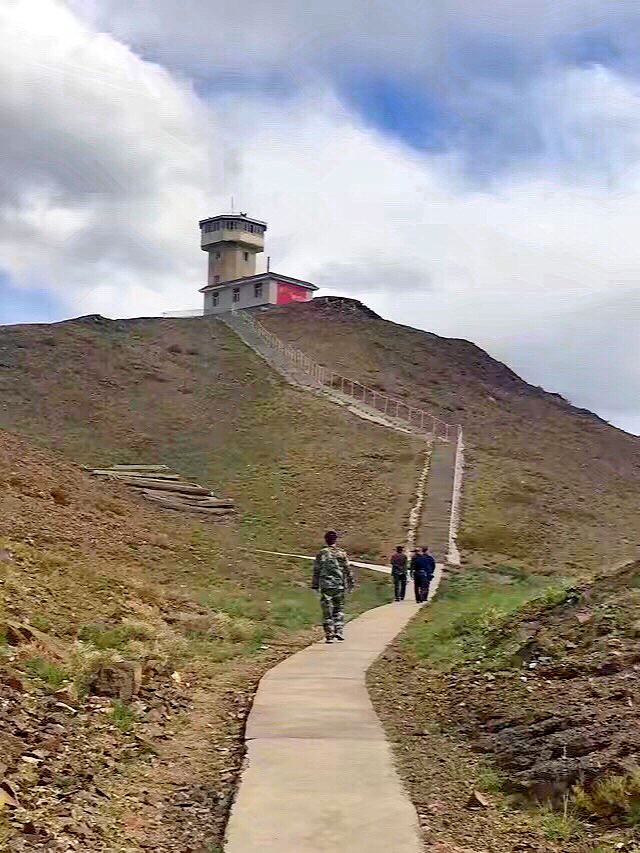 乌拉斯台口岸的哨所