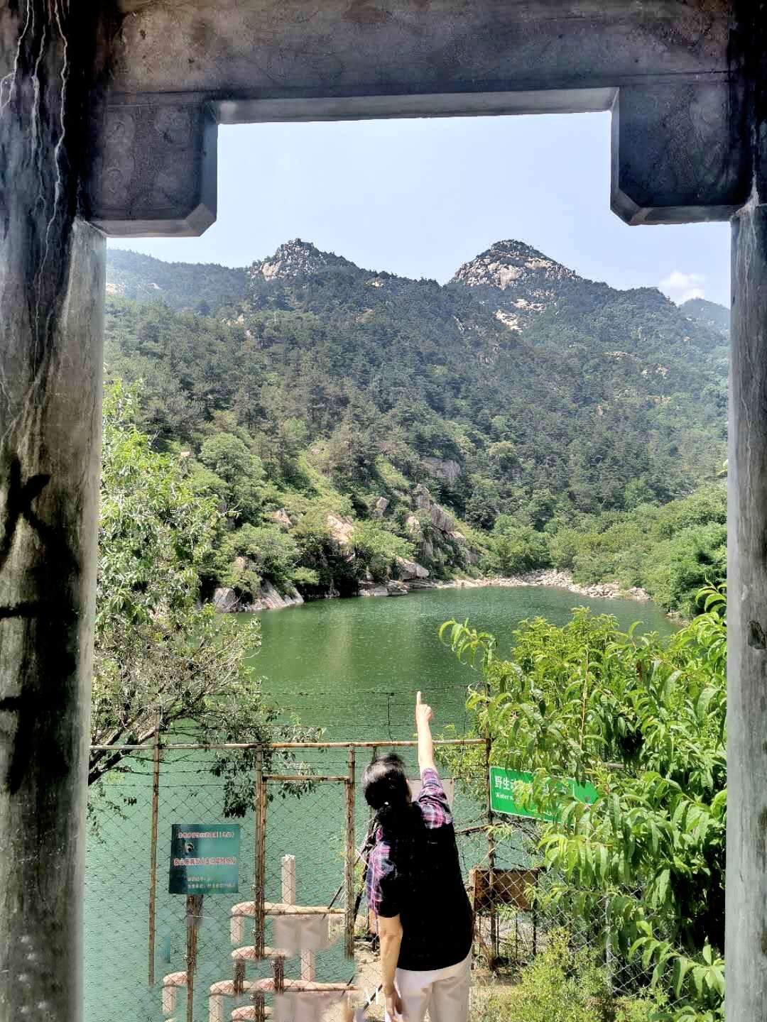 亭中观山,老乡说,从这儿走小路可直达中天门.