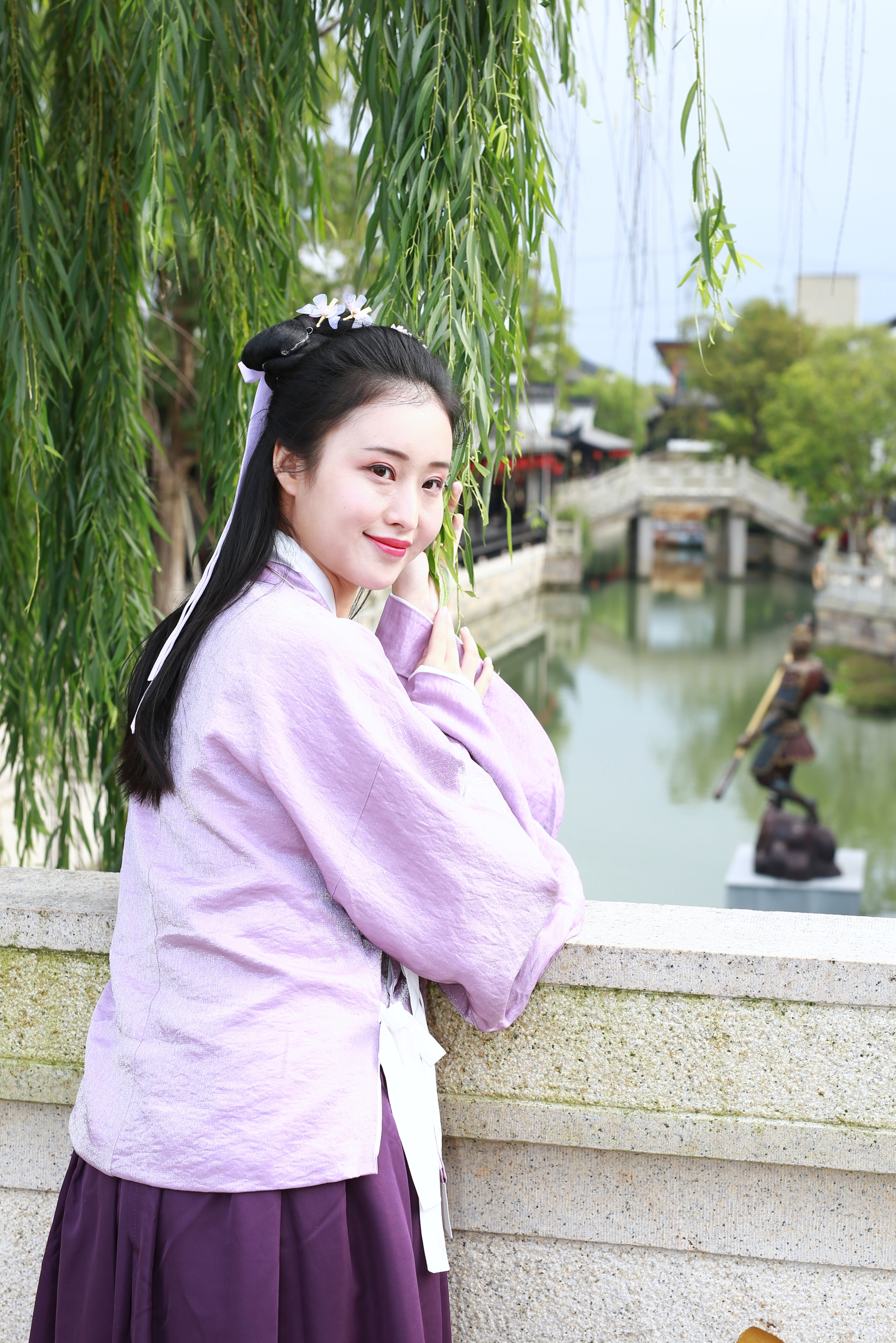 北京防汛救灾宣布会现场默哀