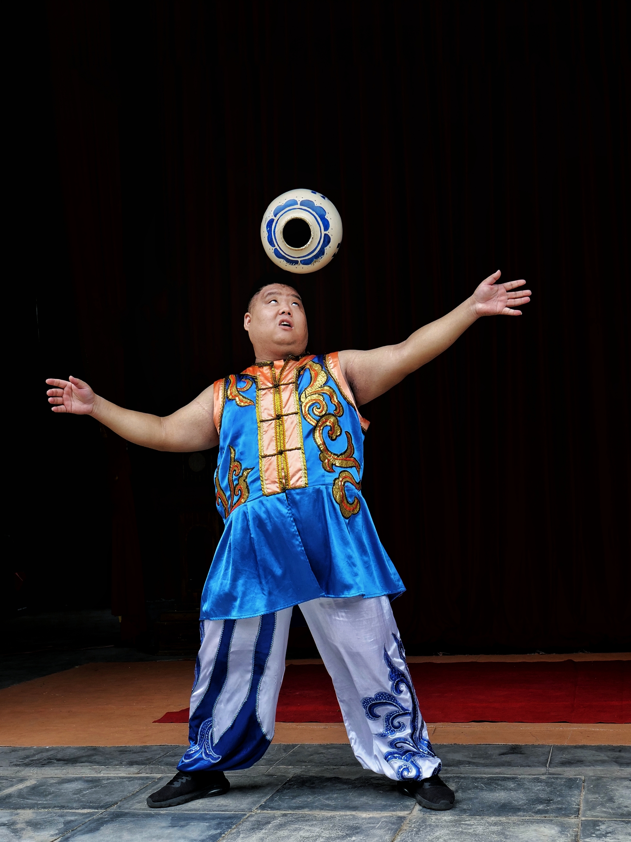 浙江湖州行杂技观赏1顶缸