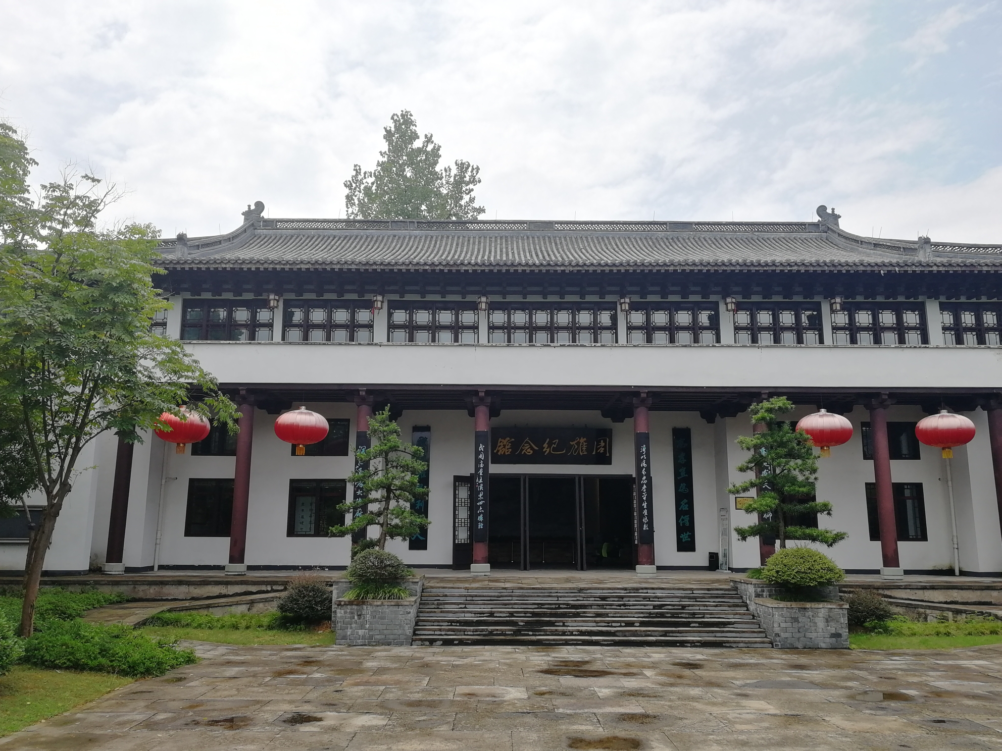 作为孝子湾文化公园的主体工程,周雄纪念馆由一个三层主馆,两个副馆