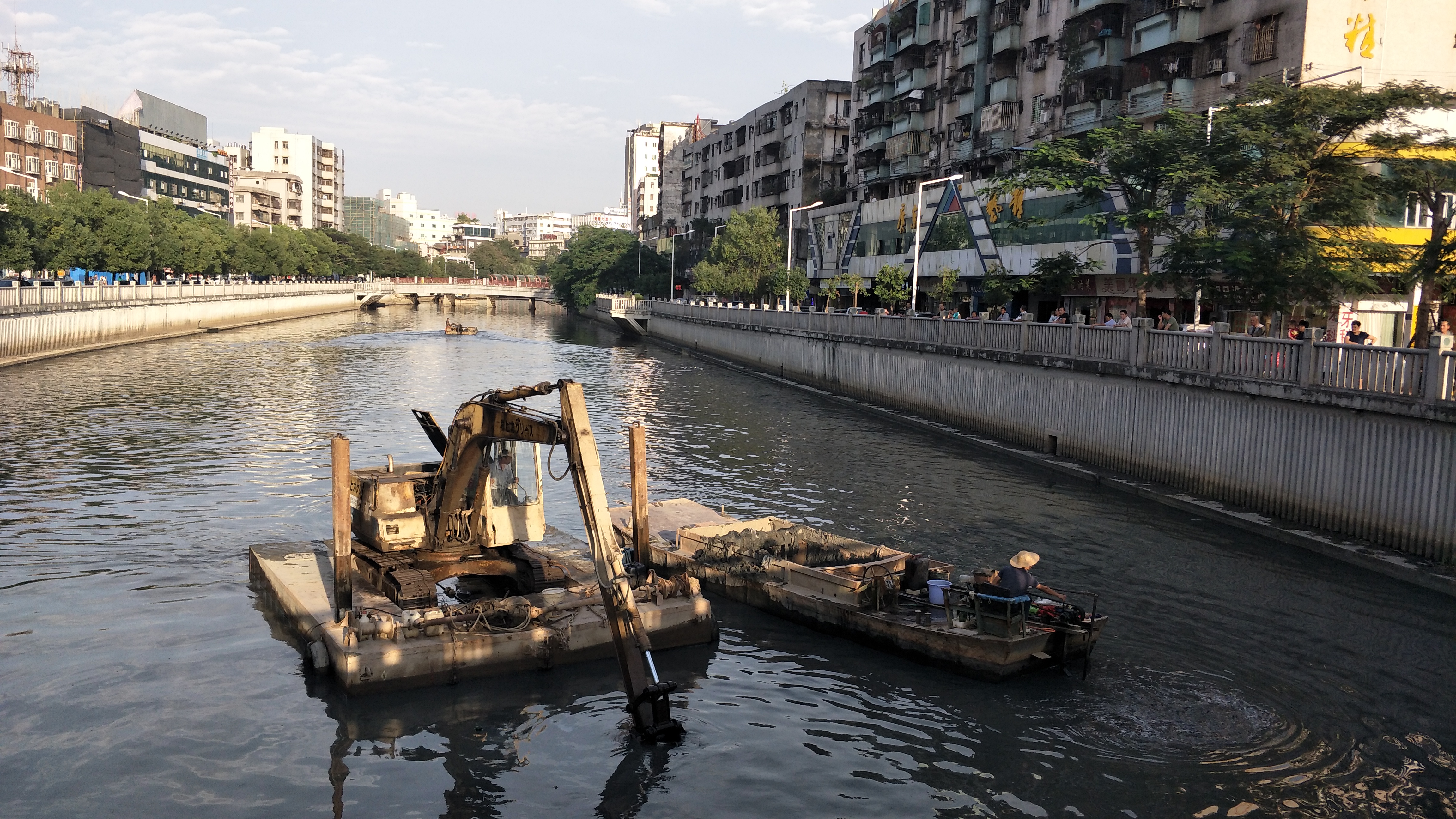 整治中的东引运河(虎门镇段),过去污黑臭的情况有了很大的改善.