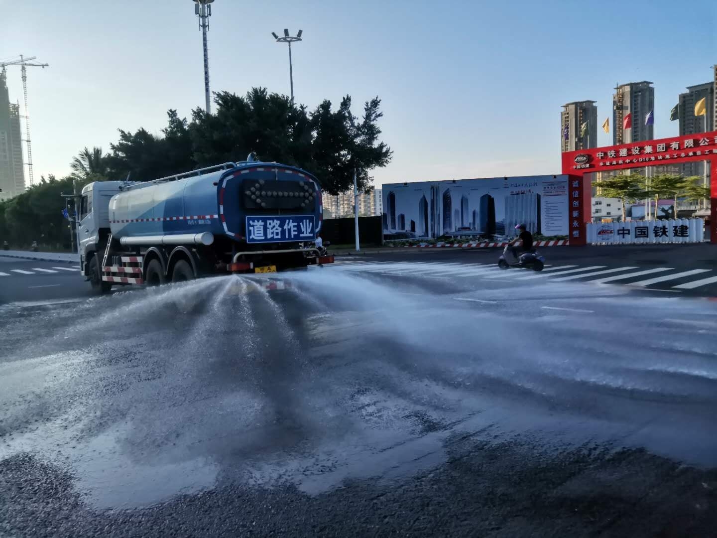 82120号大水车在国兴大道中铁建筑地,富力首府工地洒水作业