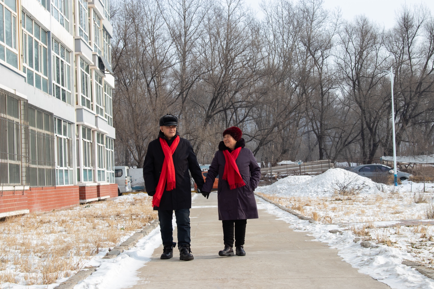 六十年牵手风雨同舟情相依,六十载同心相濡以沫爱如歌.