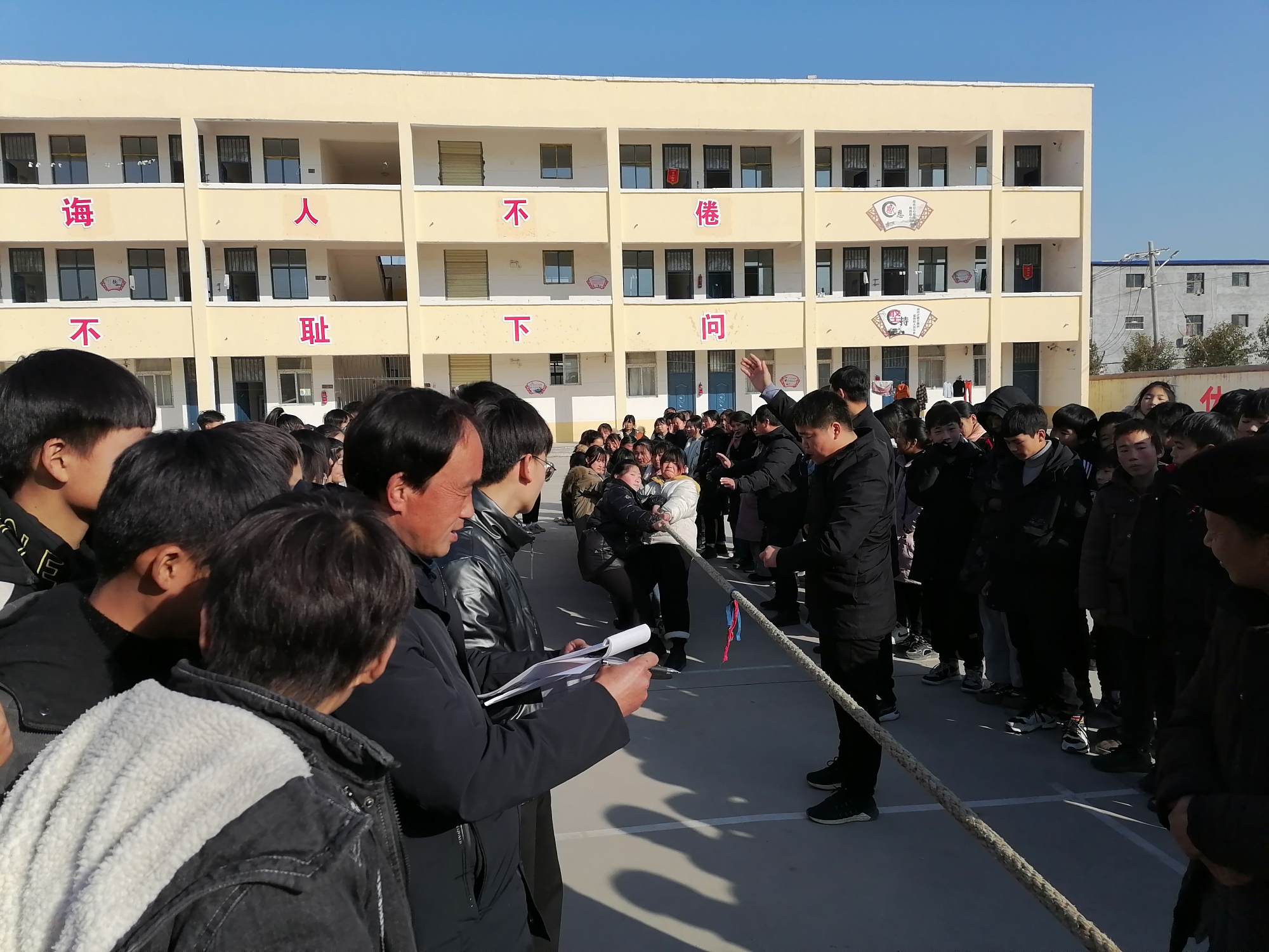 淮阳区朱集二中举行了拔河比赛