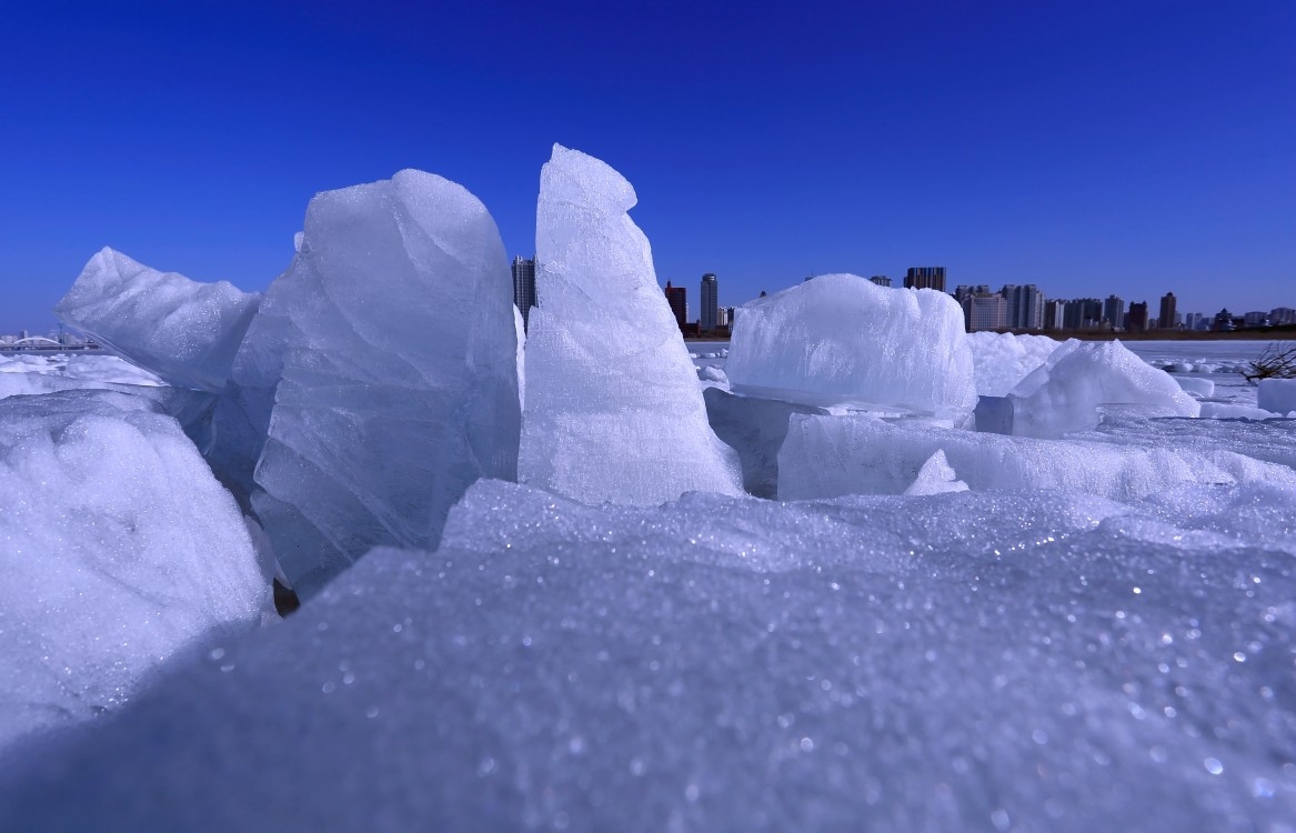 哈尔滨松花江大顶子山早春融冰