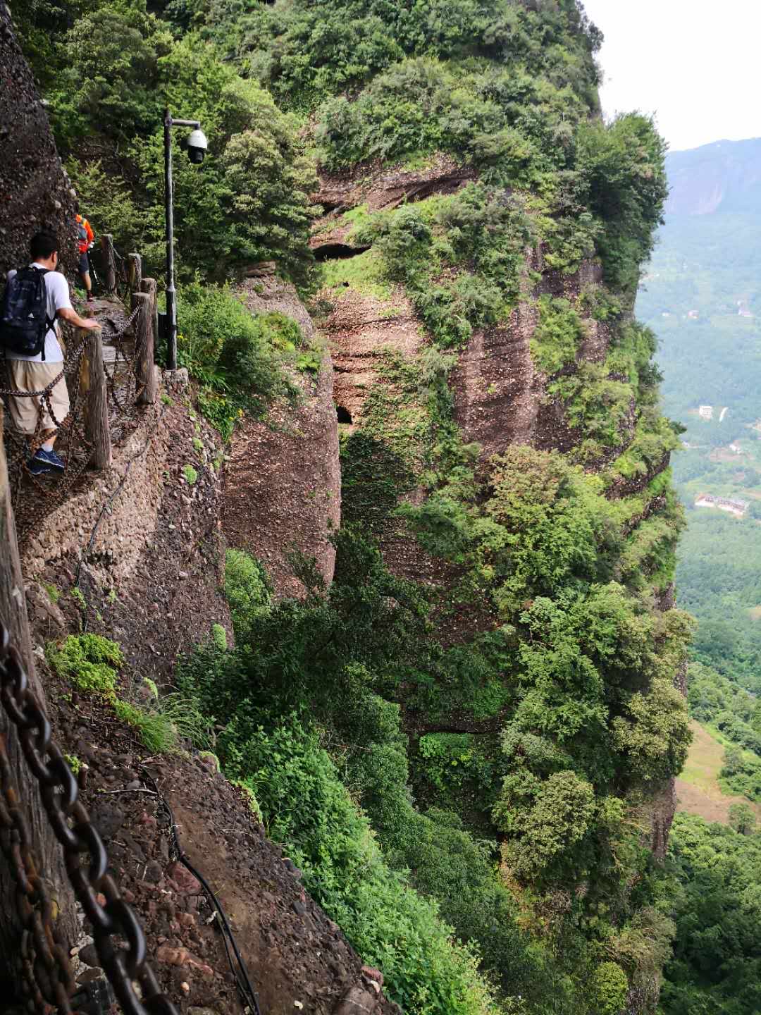 入蜀咽喉劍門關今踏鳥道力登攀