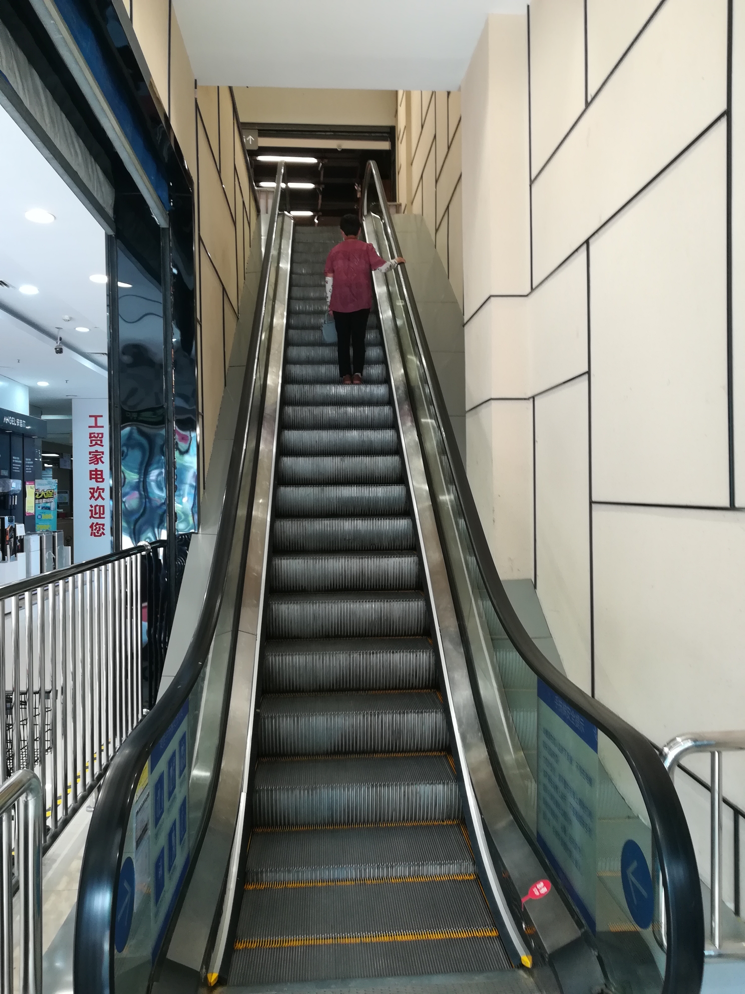 超市入口电梯运行正常