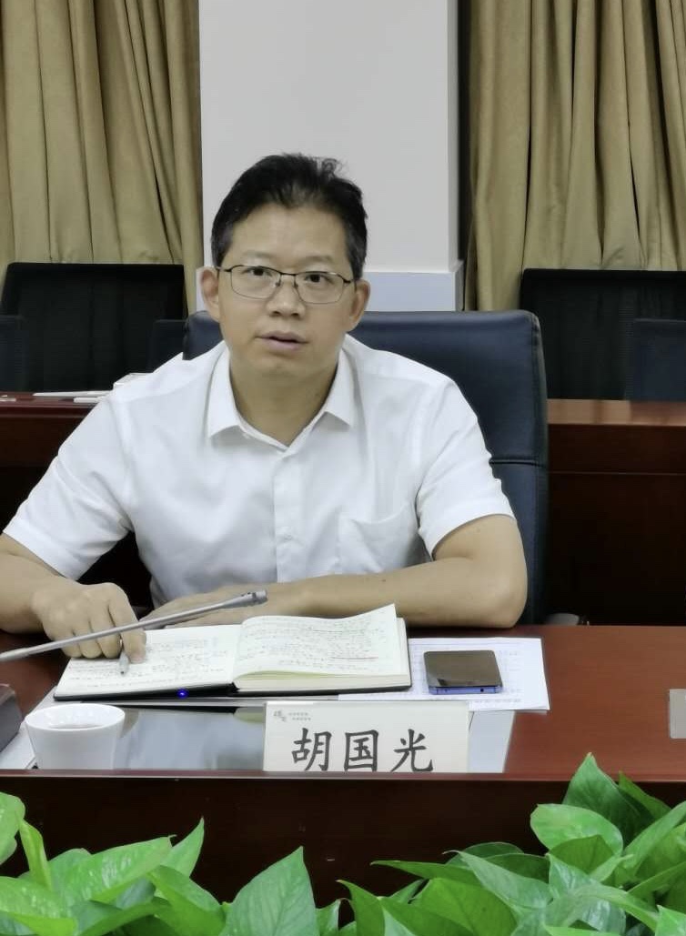 街道党工委副书记,办事处主任胡国光,街道执法队队长赵军在