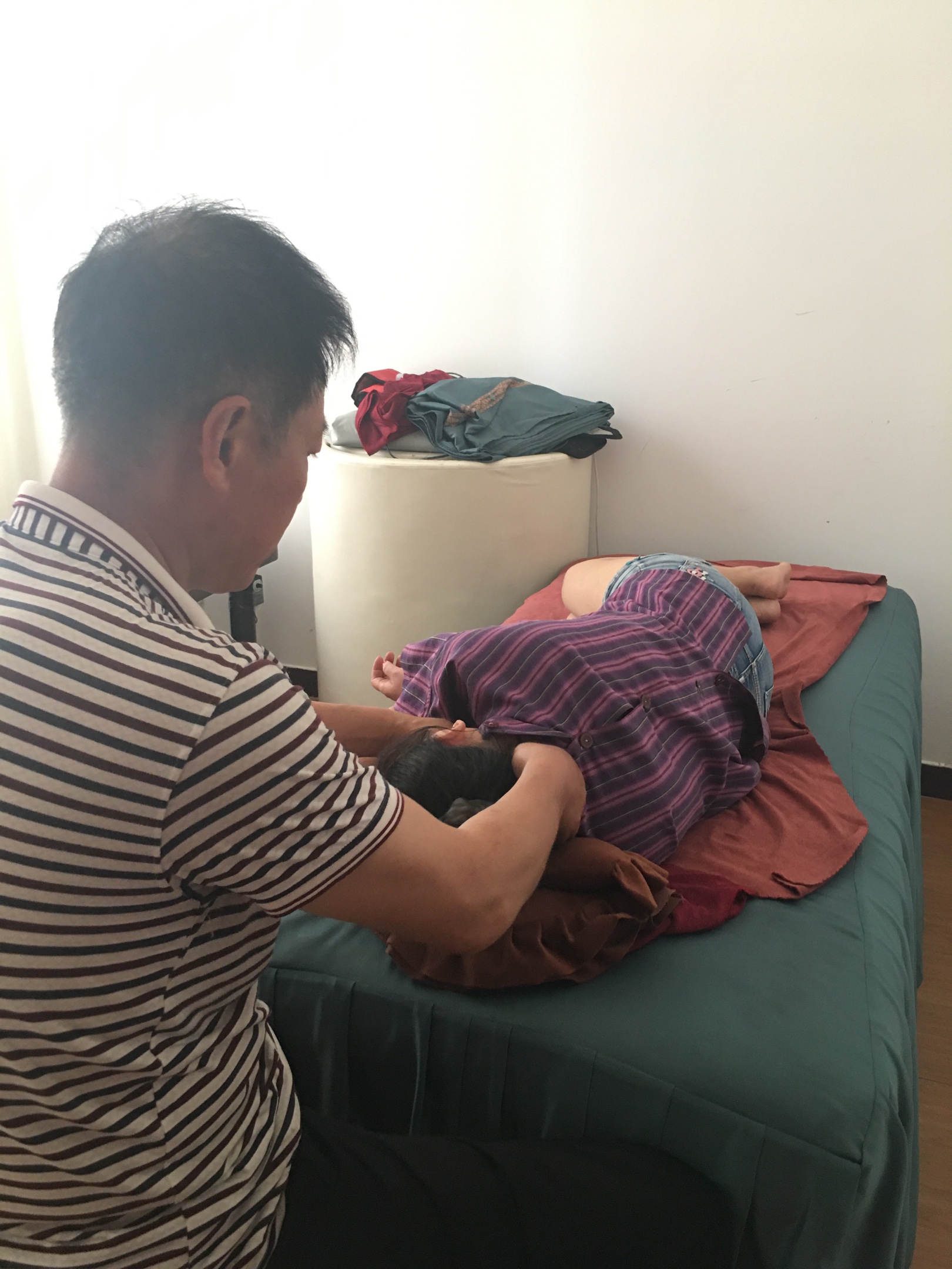 本人自1991年有缘拜民间著名正骨推拿大师陈立富师傅门下学习正骨推拿