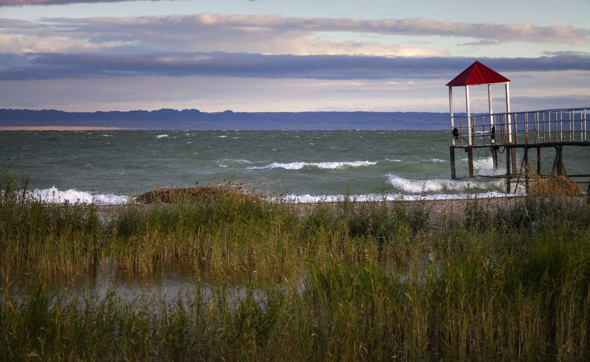 位于准噶尔盆地北部,福海县城西北."布伦托",突厥语意为"灌木丛生".