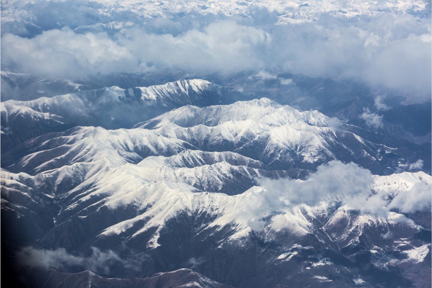 首发从舷窗俯瞰雪山