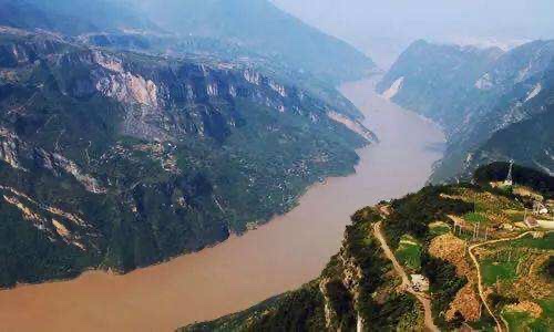 是非成败转头空 一江春水向东流 长江从不管世间的兴亡 滔滔江水也没