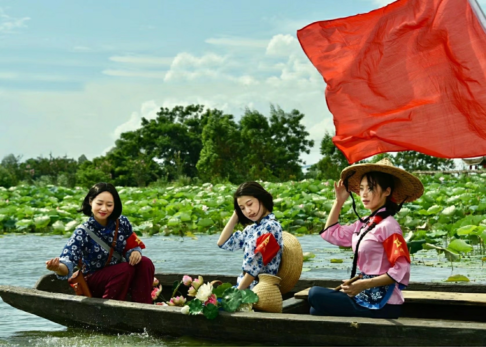 1930年,洪湖赤卫队在乡党支部书记韩英和队长刘闯的带领下,与敌人展开