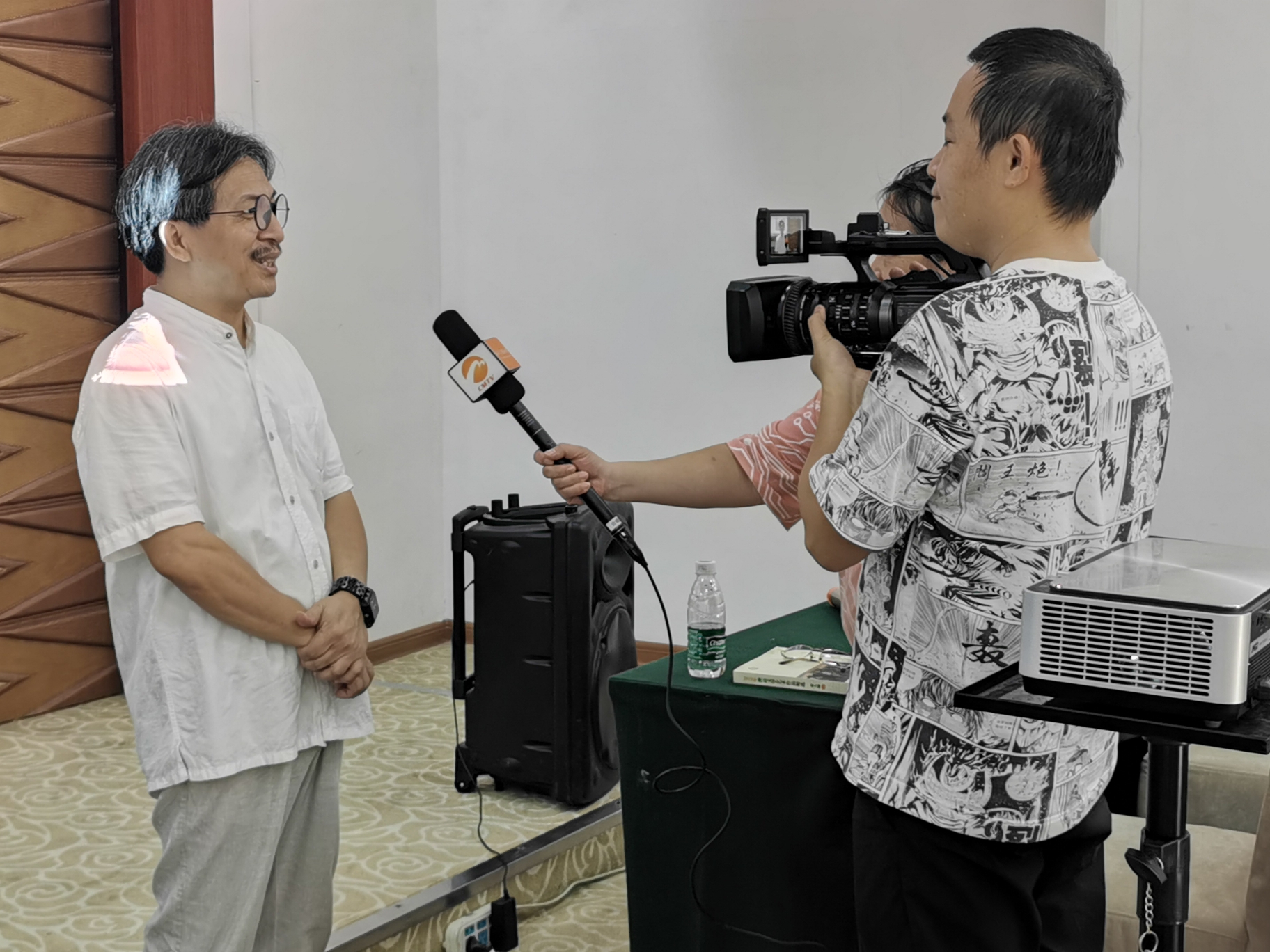 符祥康教授接受县电视台采访