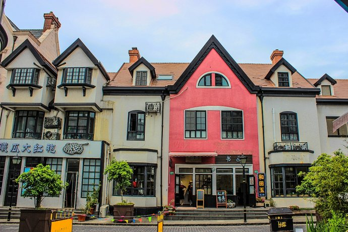 这种建筑形态原型来自于经典英国小镇的沿街商业形态.