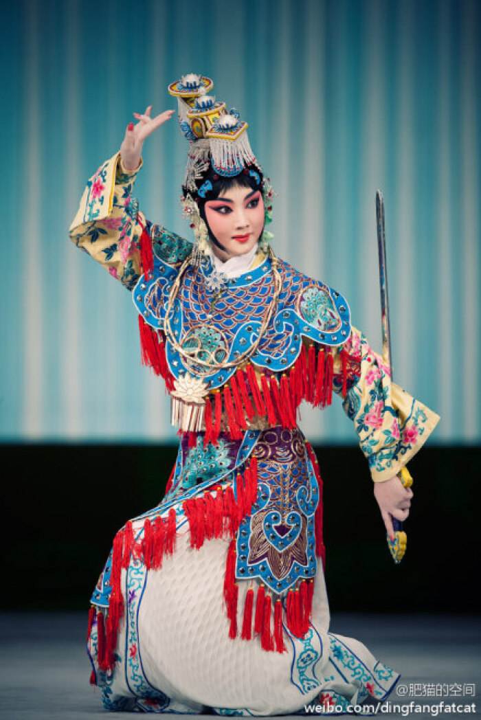 她们无数次揣摩着镜中的影子 体会着一师父的教导 一个云手  兰花微颤