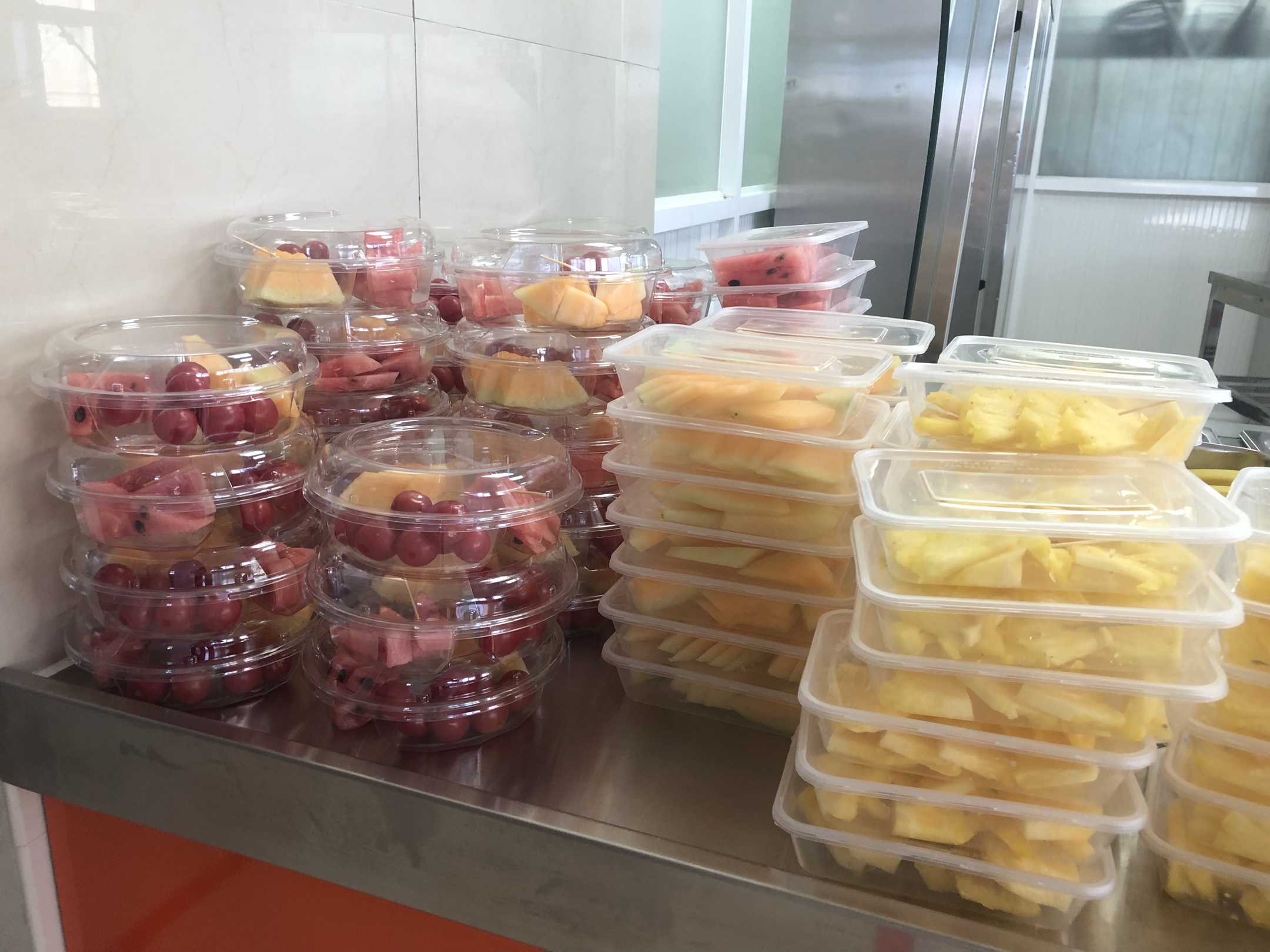 职工食堂每日餐后多种水果不重复,想吃的赶紧来吧