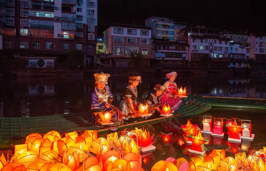 雄诗豪歌群共咏 《河灯节》外一首