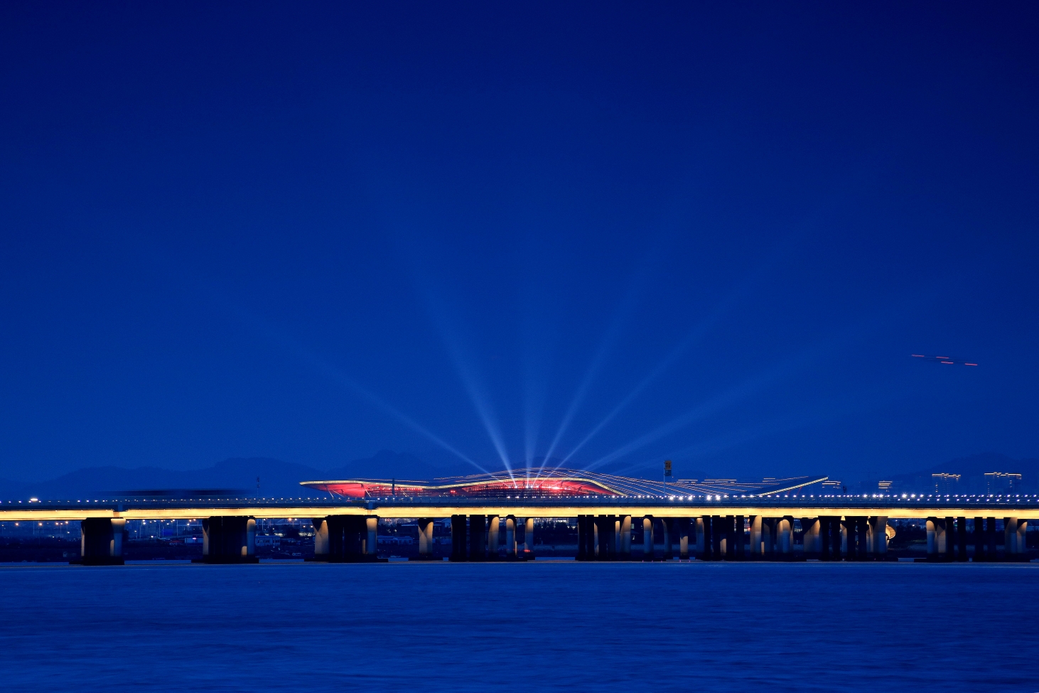 《青岛欢迎您》胶州湾跨海大桥落日的余晖及夜景