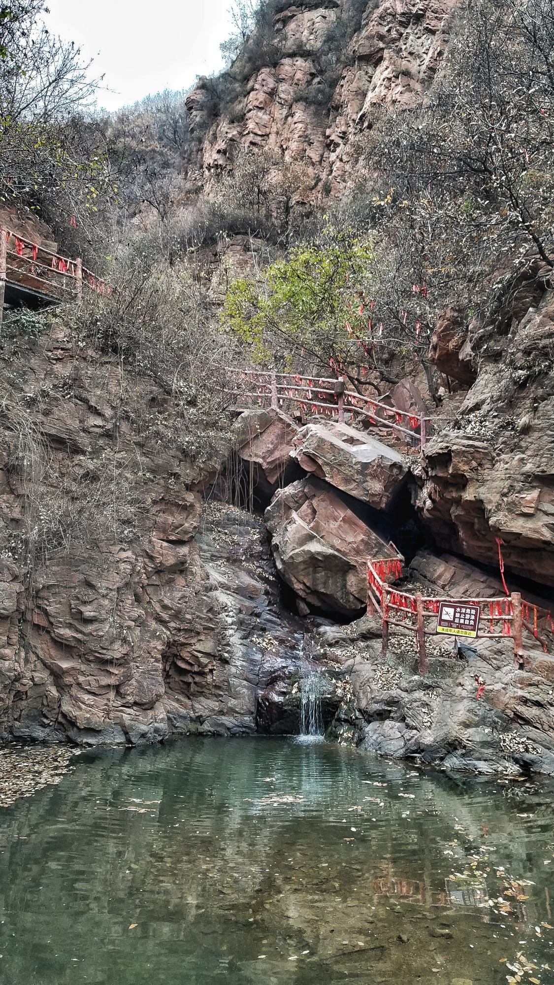 八卦臺,萬年慄,慄仙神祠,女媧補天處,神龜折足,五色石等景點為主