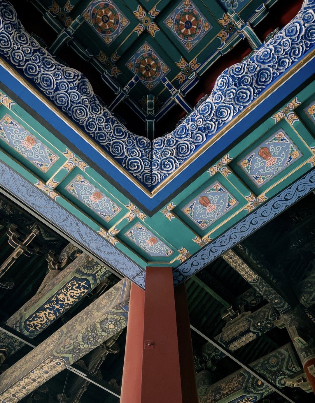 我特别推荐博物馆太岁殿里的"镇馆之宝"——明代隆福寺藻井.