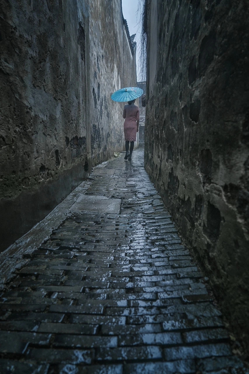 雨中江南撑伞图片