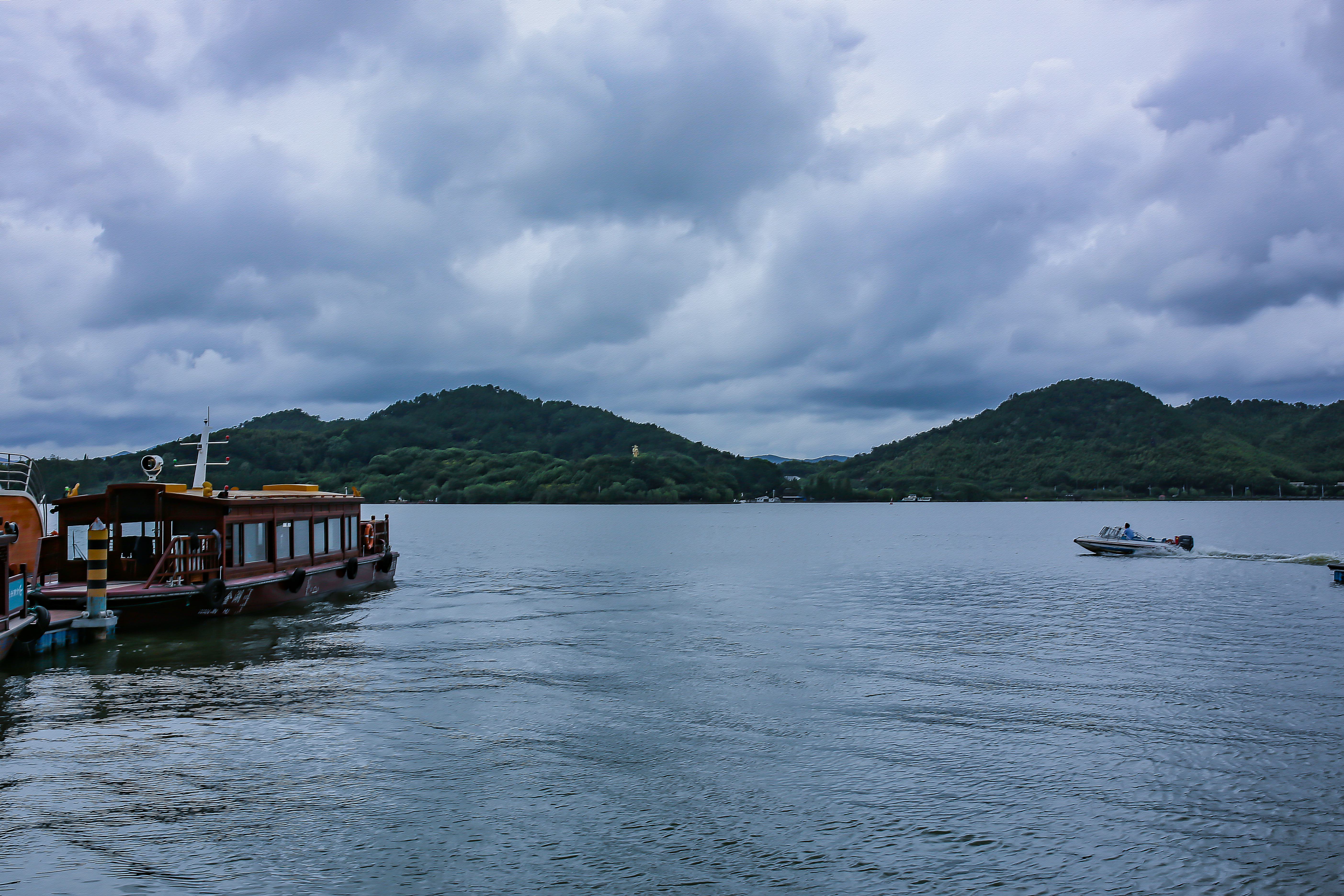 放慢脚步,走在湖畔,似乎能和这片湖融为一体,内心的波澜如湖水般