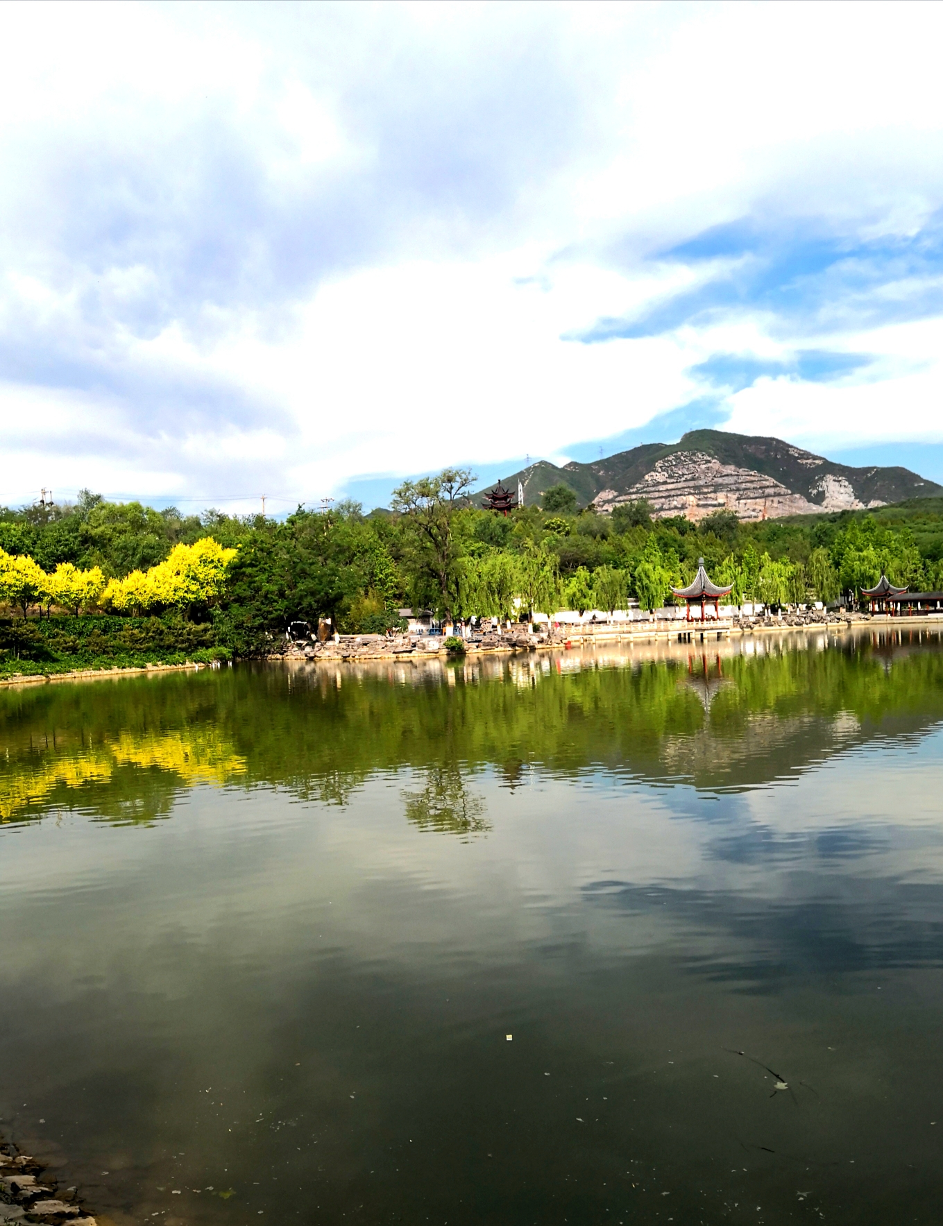 初夏,来到了位于丰台区的北宫国家森林公园;用手机,相机记录了园内