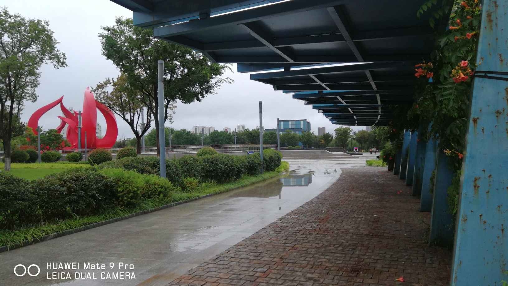 雨天的市民广场