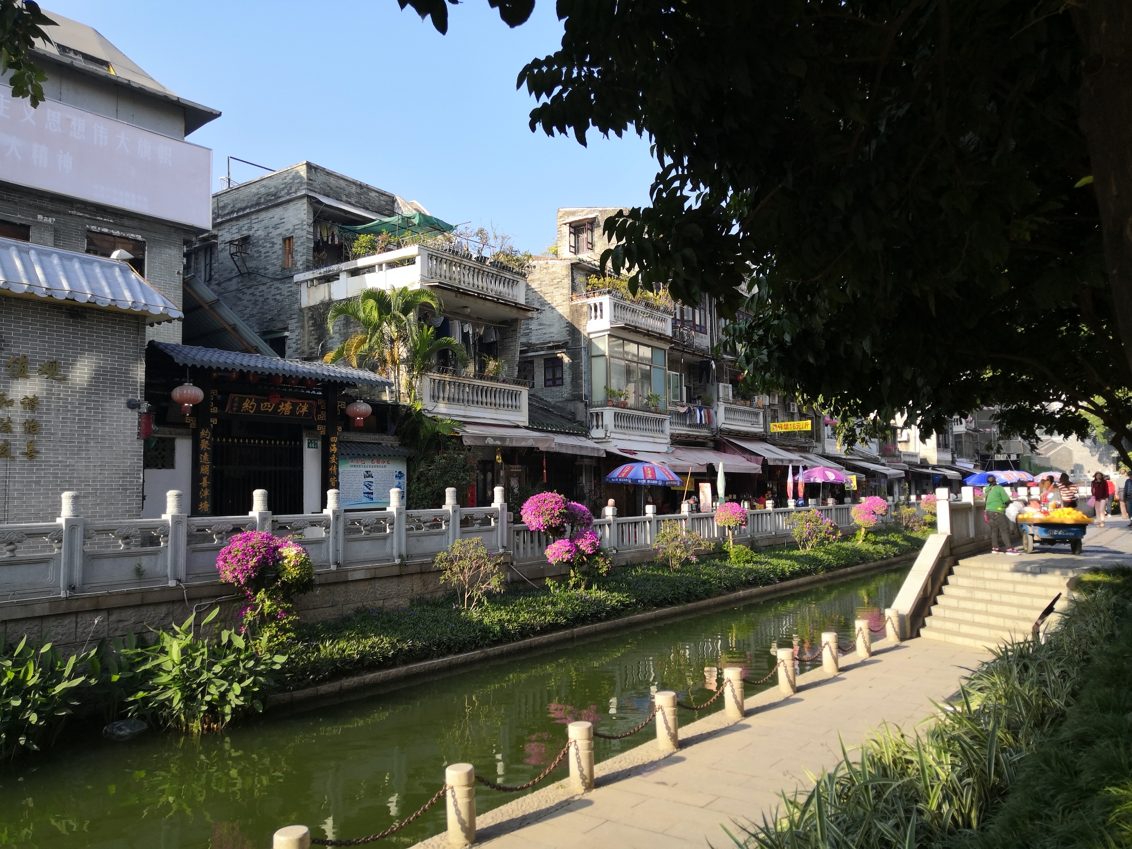 荔枝湾,荔枝涌,全名荔枝湾涌,是位于广州市荔湾区的一处著名景区