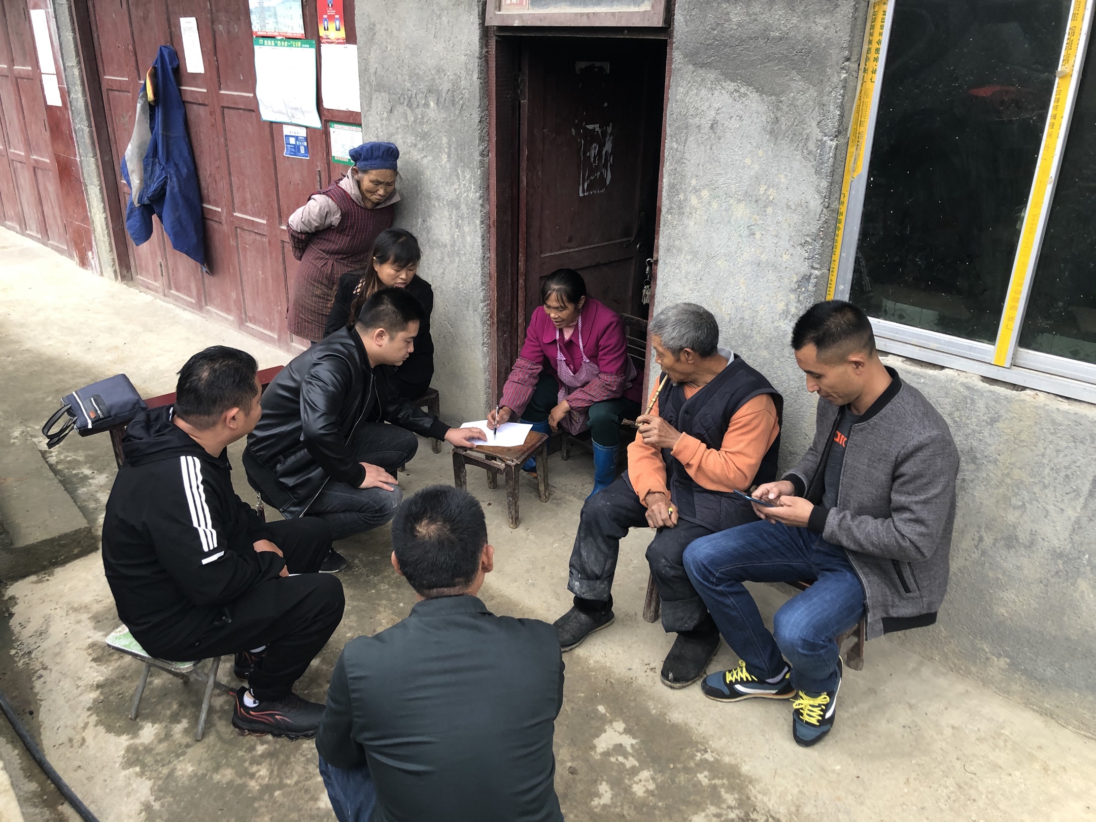 胡家湾乡驻村工作队每日工作掠影(群众积极参与村庄治理,同吃同喝同