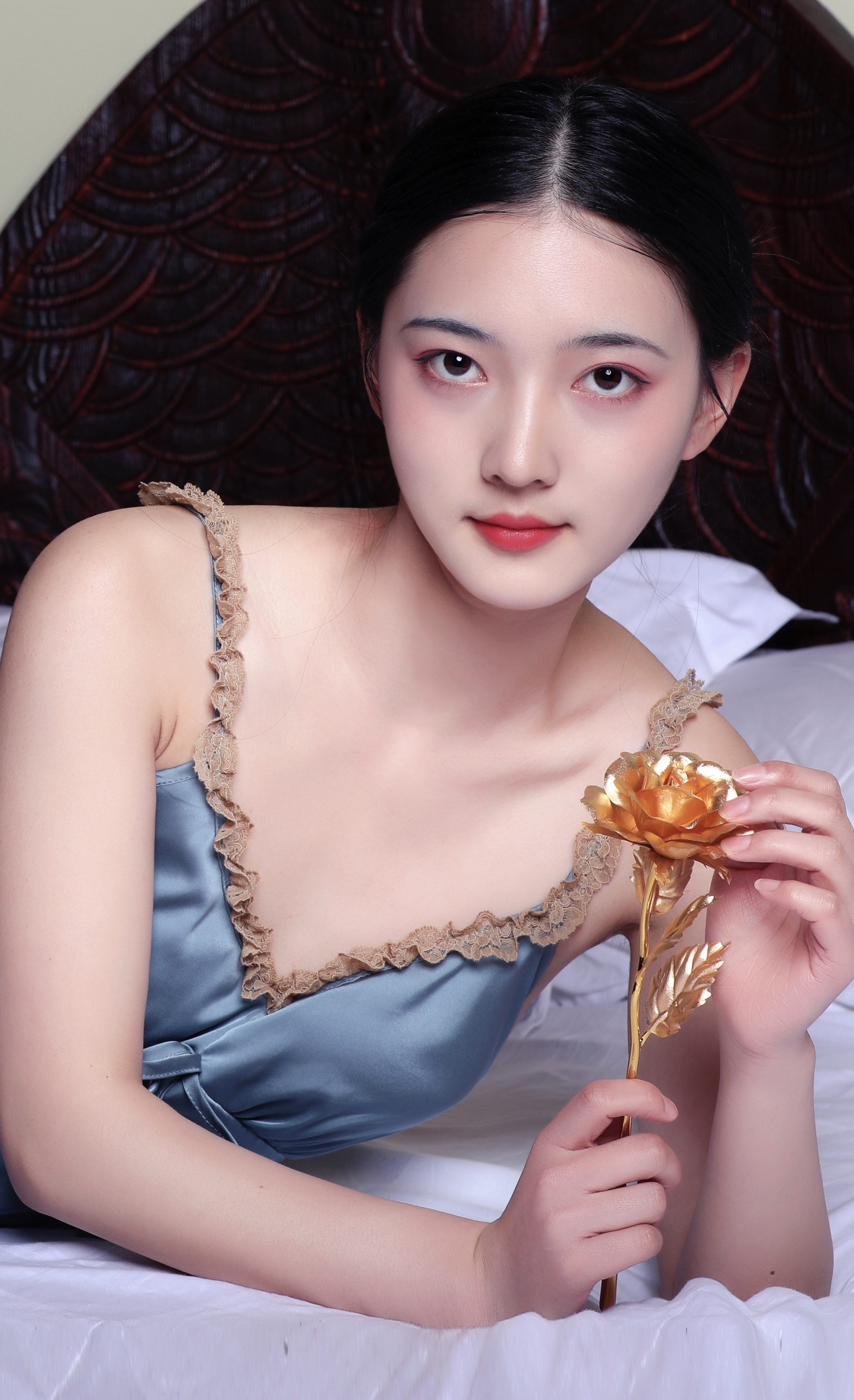 清纯女孩她像天上的一片云又如雨后青青的草但更似一汪清澈的水模特猫