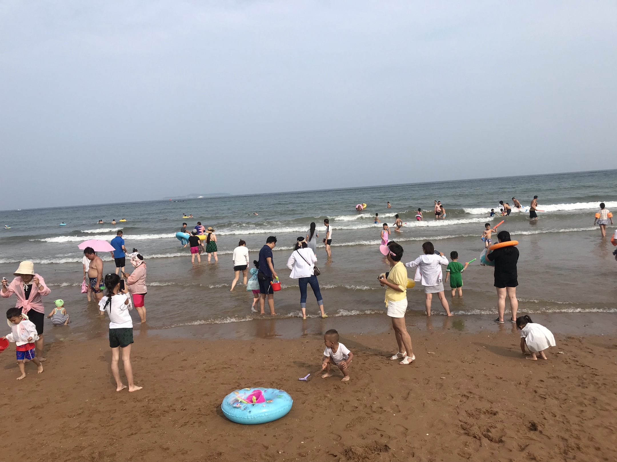 金沙滩上真热闹,海天一色浪弄潮