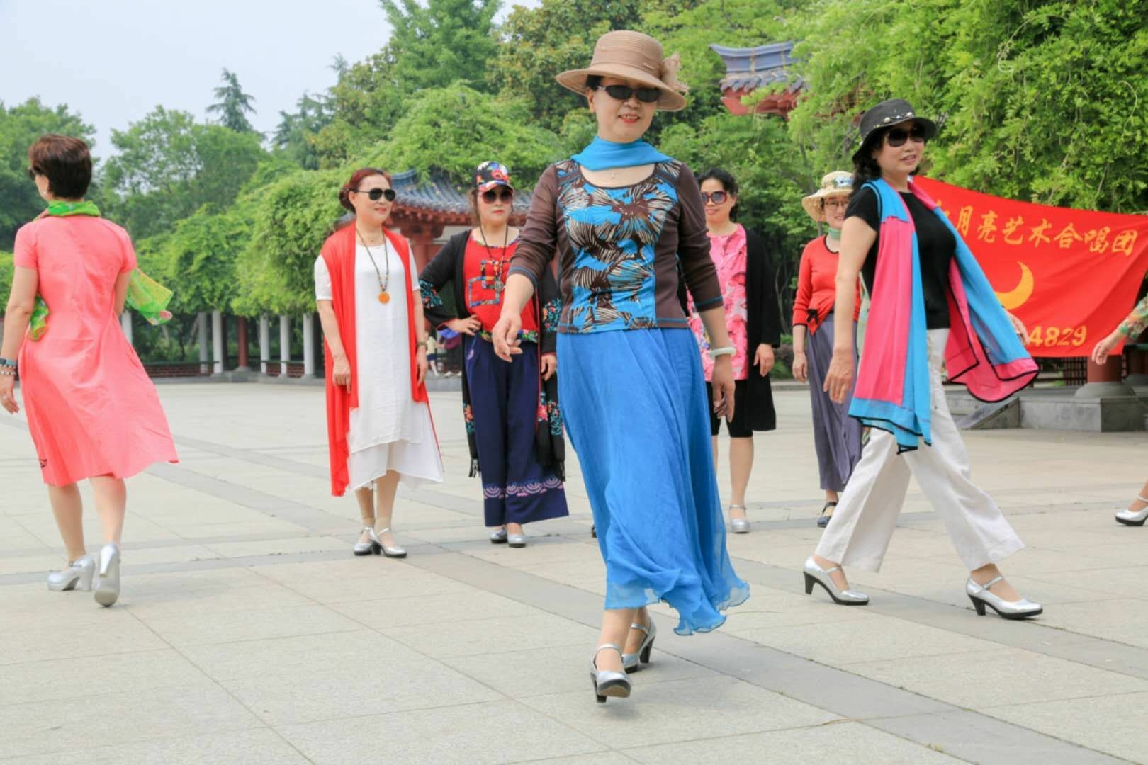 濟源亞飛一日遊, 同學相約再聚首, 溫泉山莊留個影, 來日再聚手牽手!