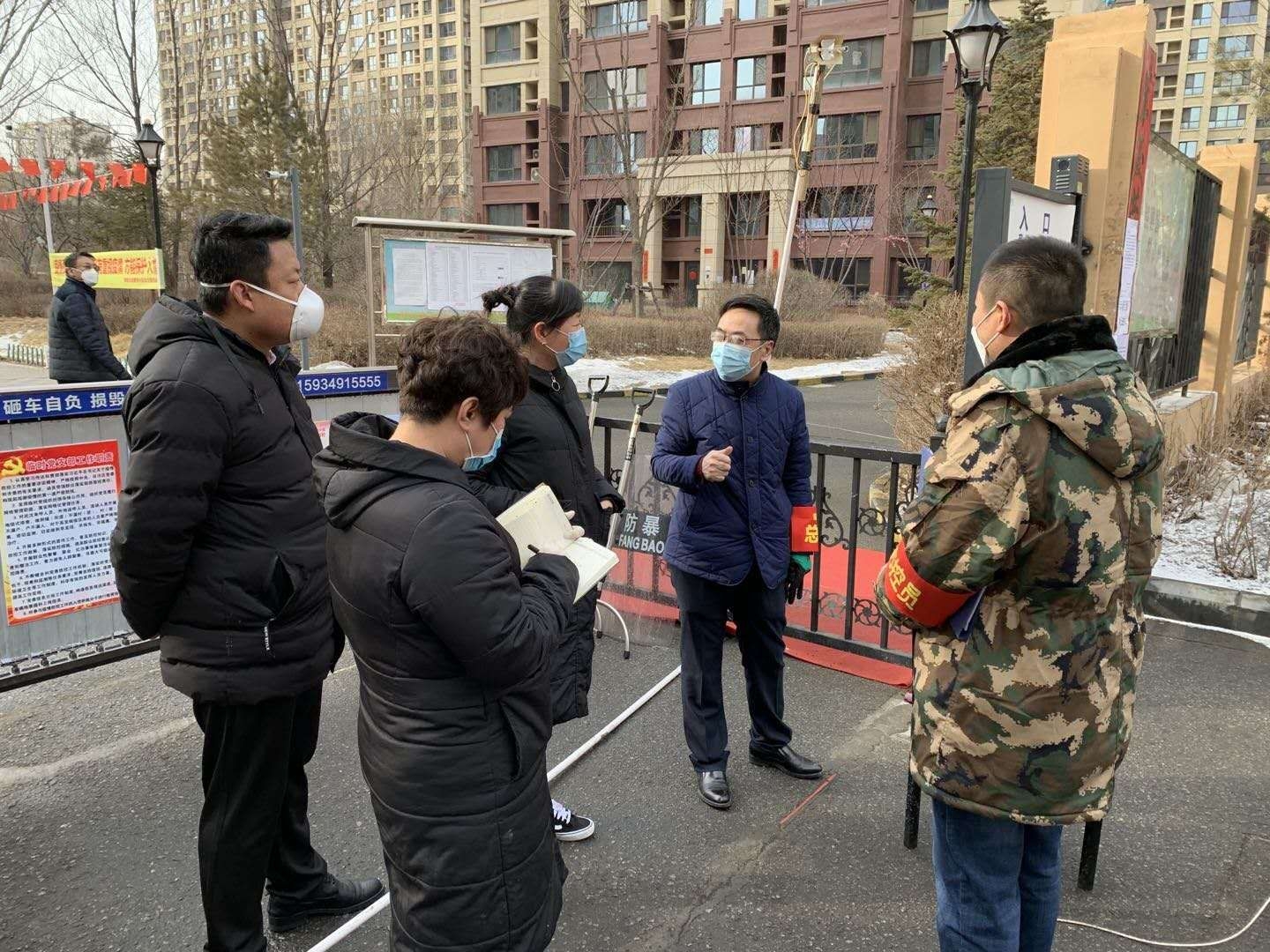 小区疫情防控工作组组长朱明华向前来观摩疫情防控的绿地塞上公馆物业