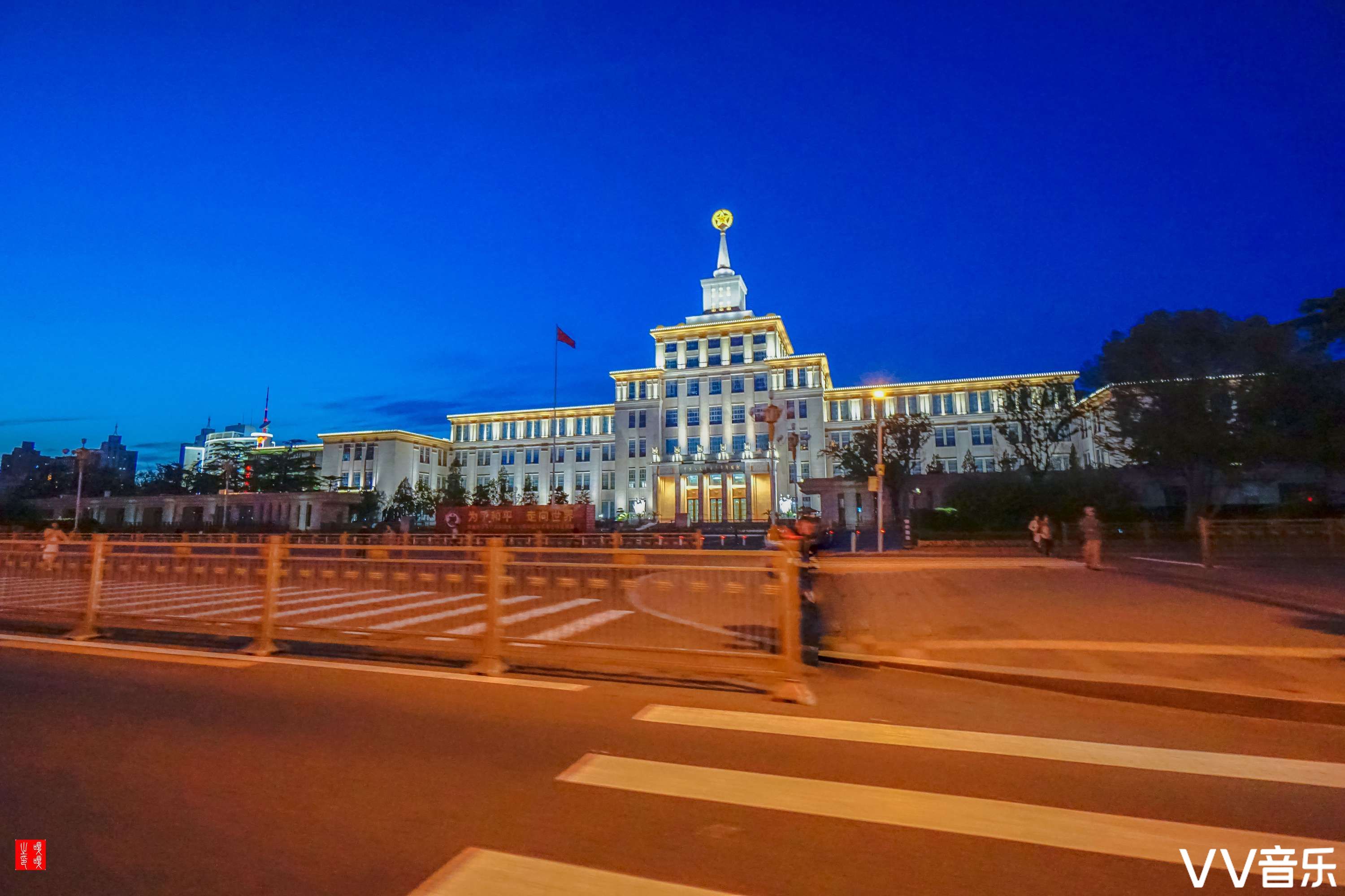 北京现在已经是到处高楼大厦的现代化国际都市!