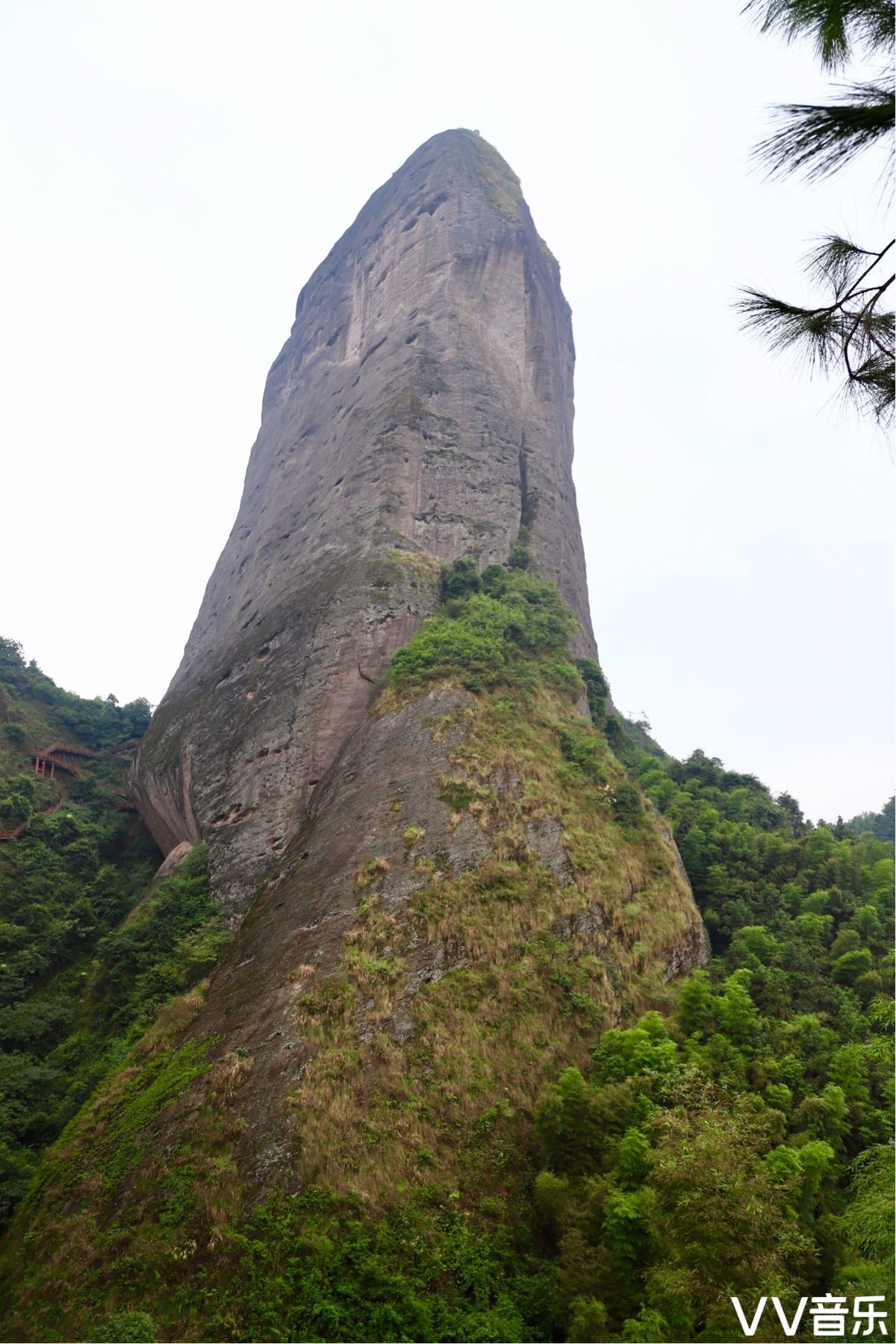 徒步在崀山的丹霞地貌中