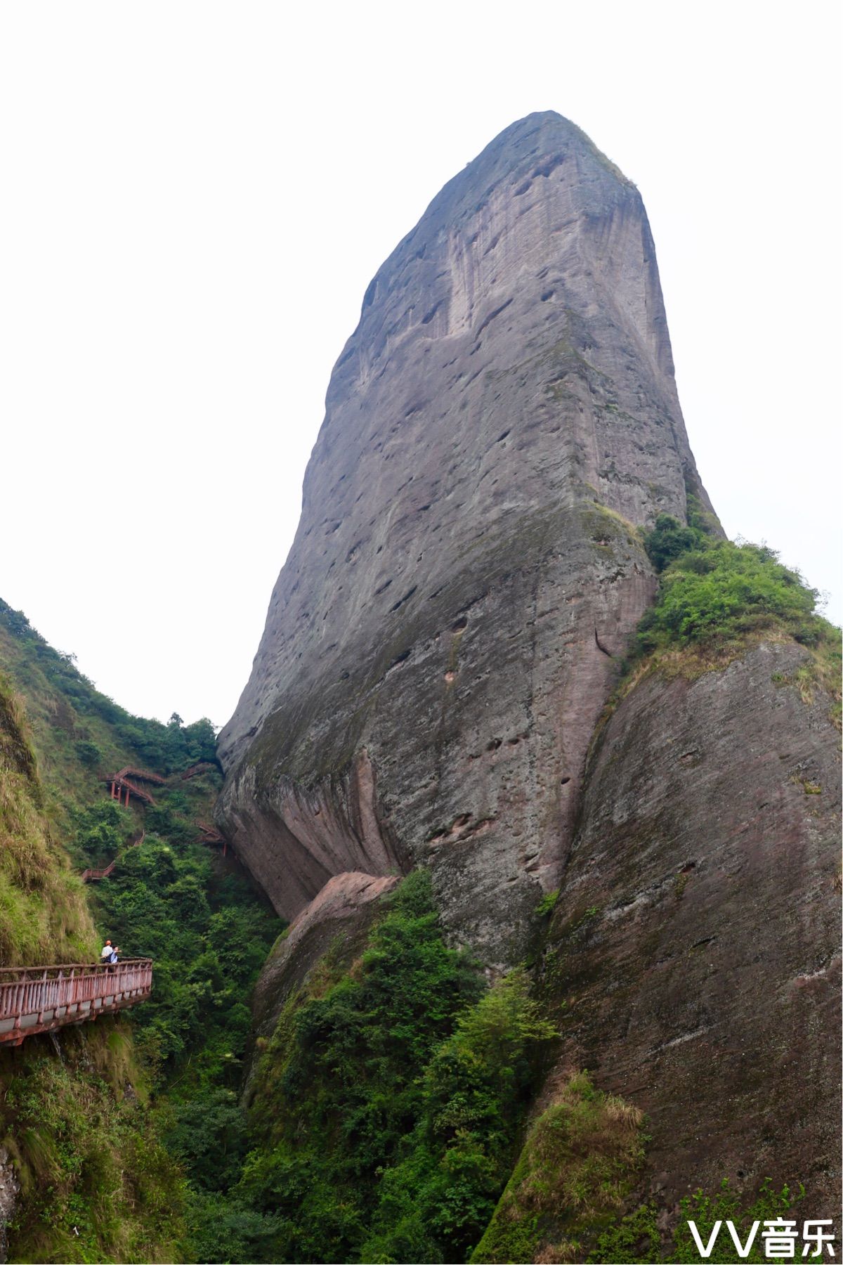 徒步在崀山的丹霞地貌中