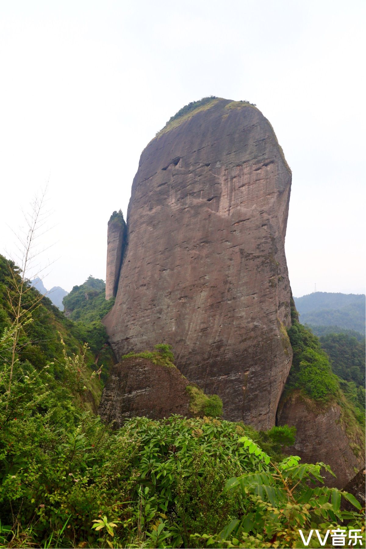 徒步在崀山的丹霞地貌中