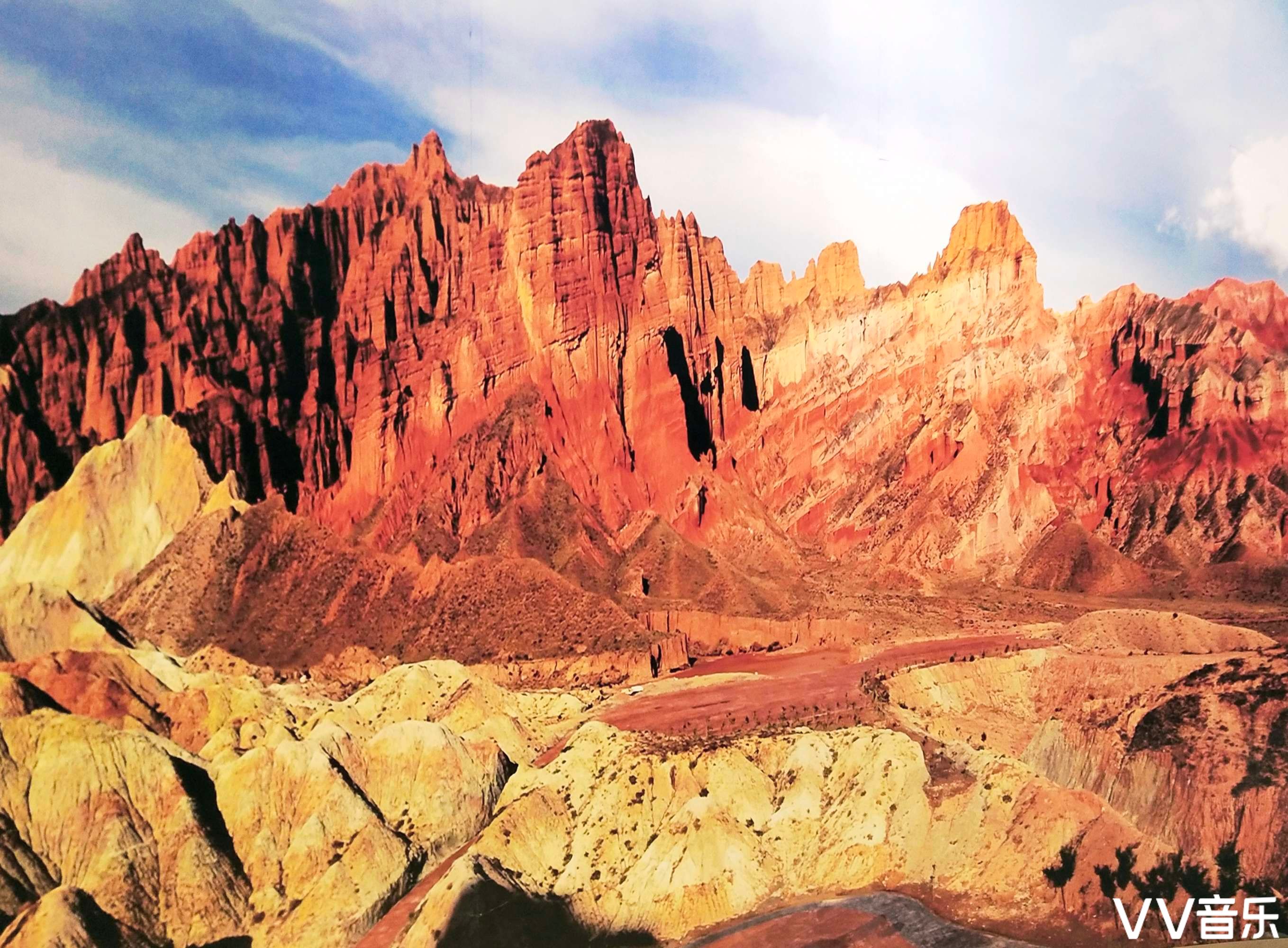 阿什贡地质公园的丹霞风貌