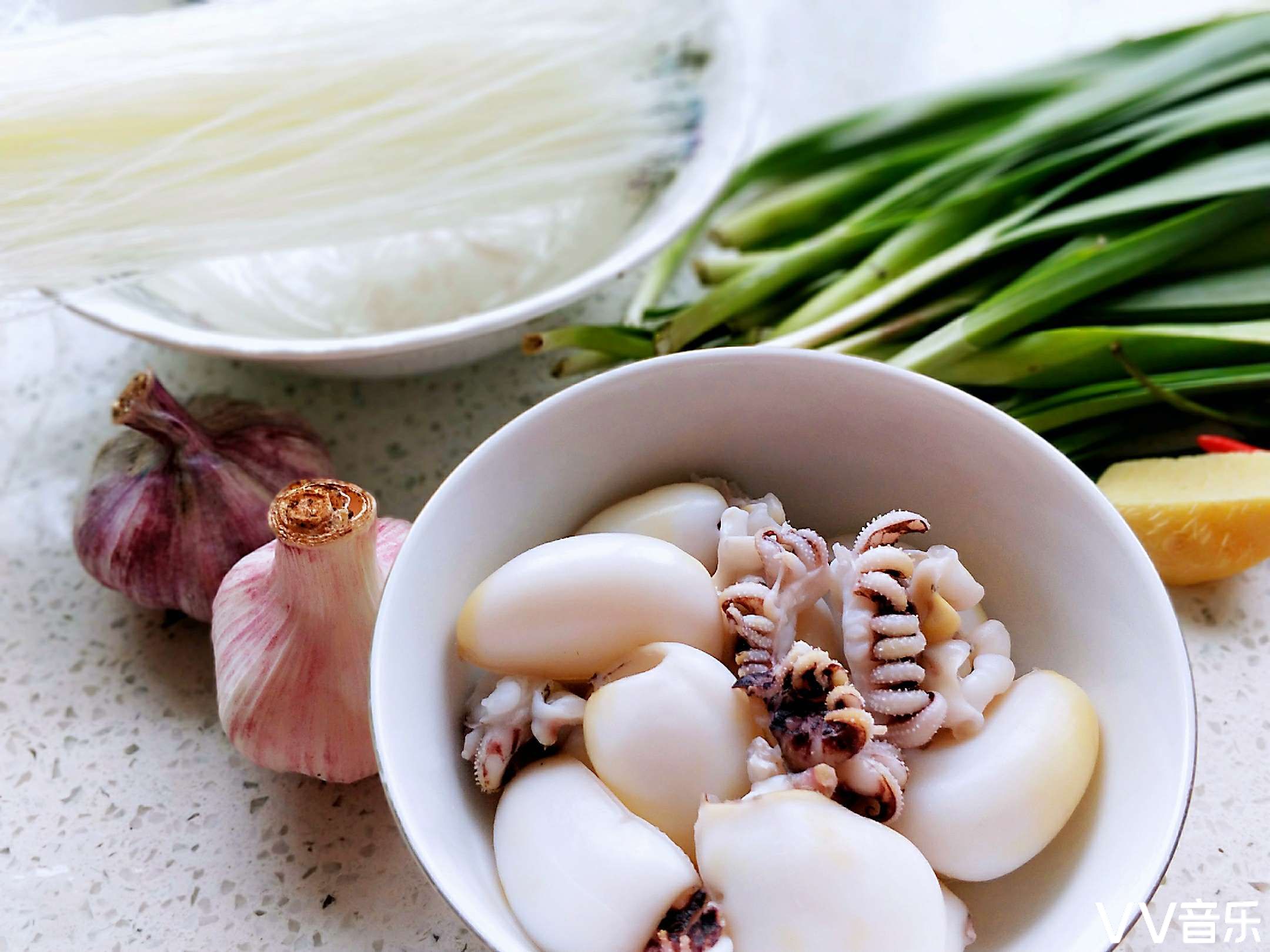 我有肤白貌美的美味墨鱼仔,你有酒吗?