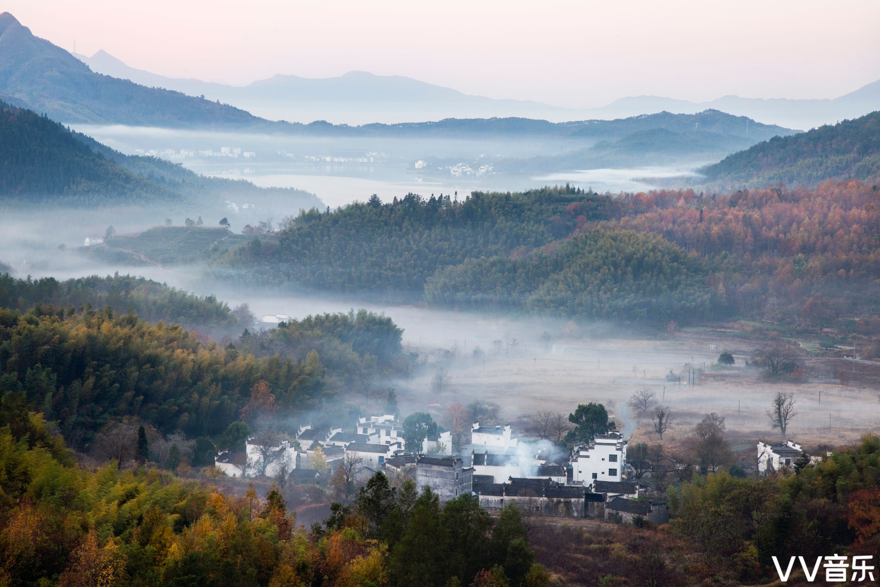 金秋婺源一幅天人合一的水墨山水画