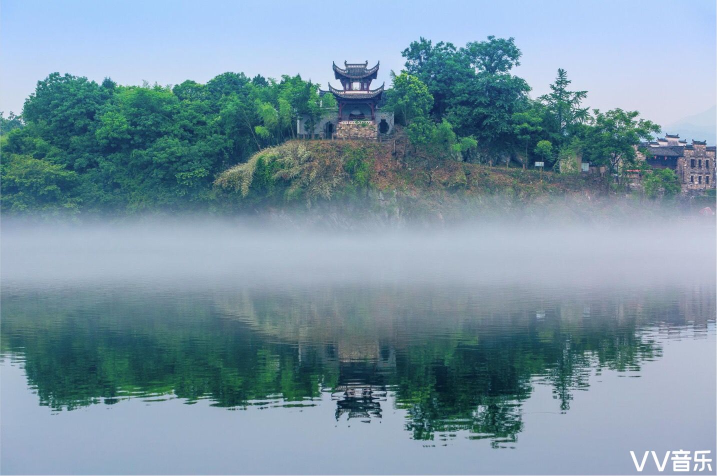 桃花潭位於安徽省涇縣陳村鎮境內,系青弋江流經翟村至萬村間的一段