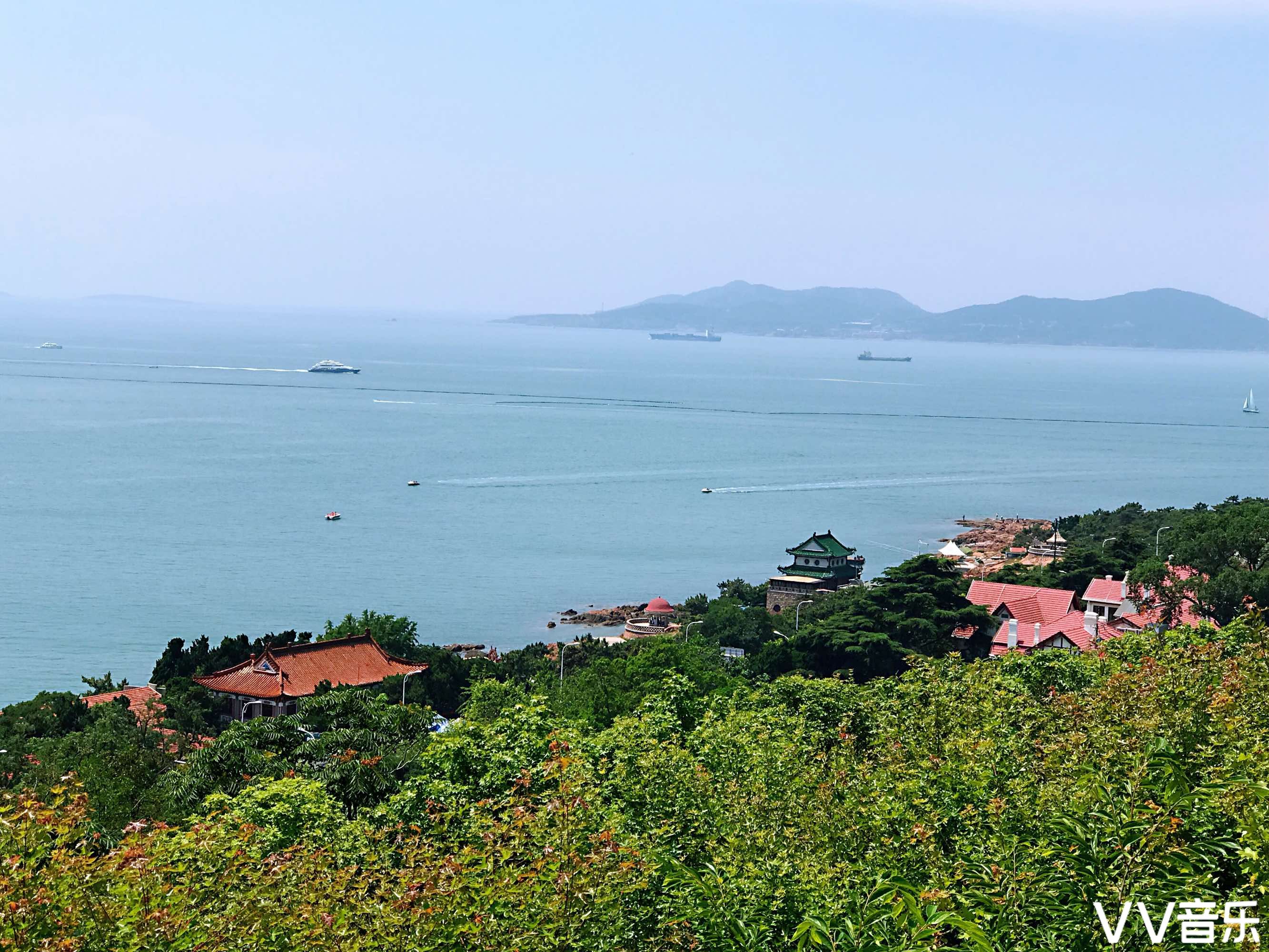 红瓦绿树碧海蓝天