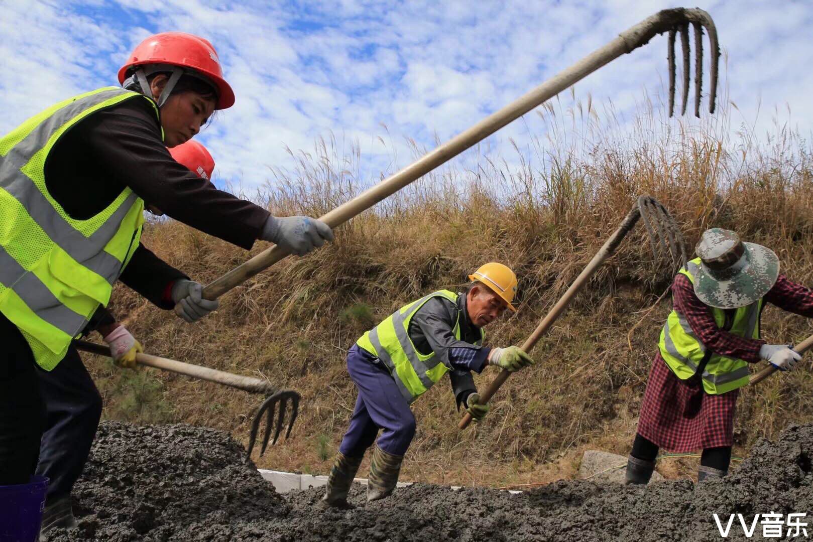 高山上的修路工人