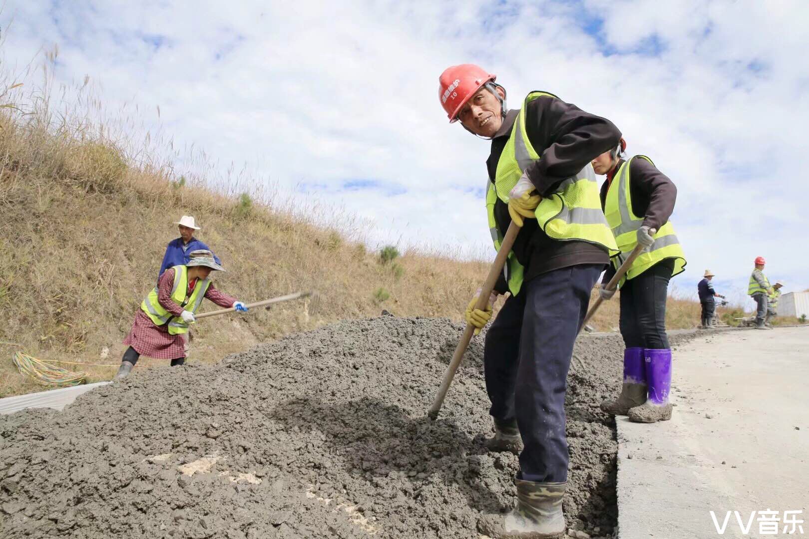 高山上的修路工人