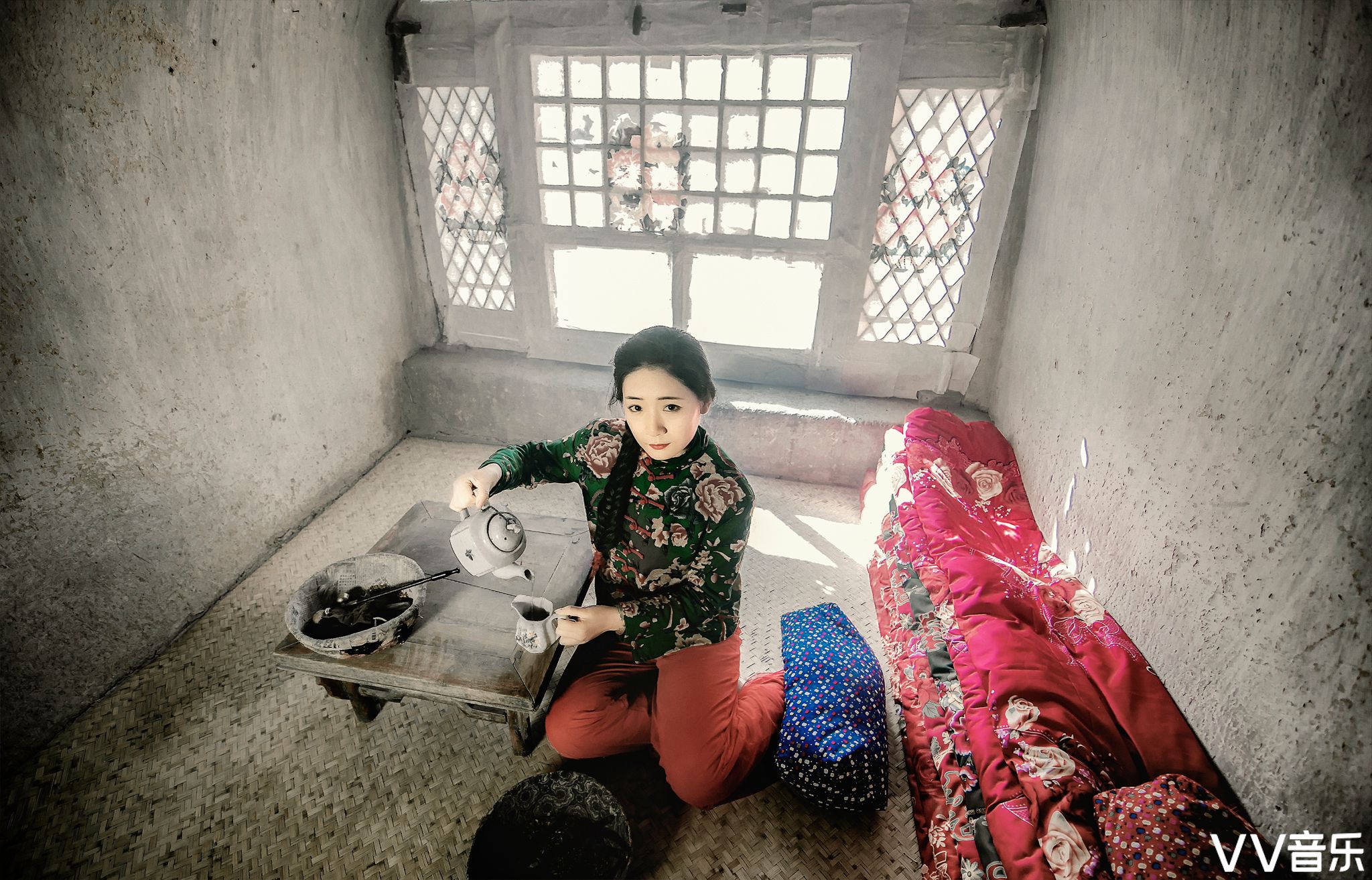 窑洞里的农家女