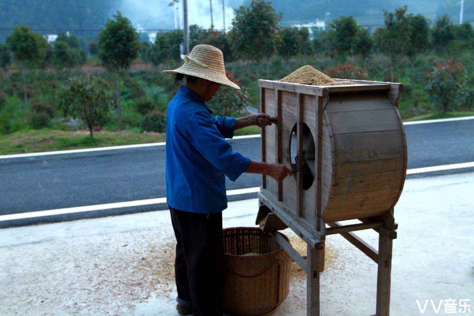 稻谷晒干后还有最后一个程序,就是用风车将谷子吹动,结实保满的梗粒